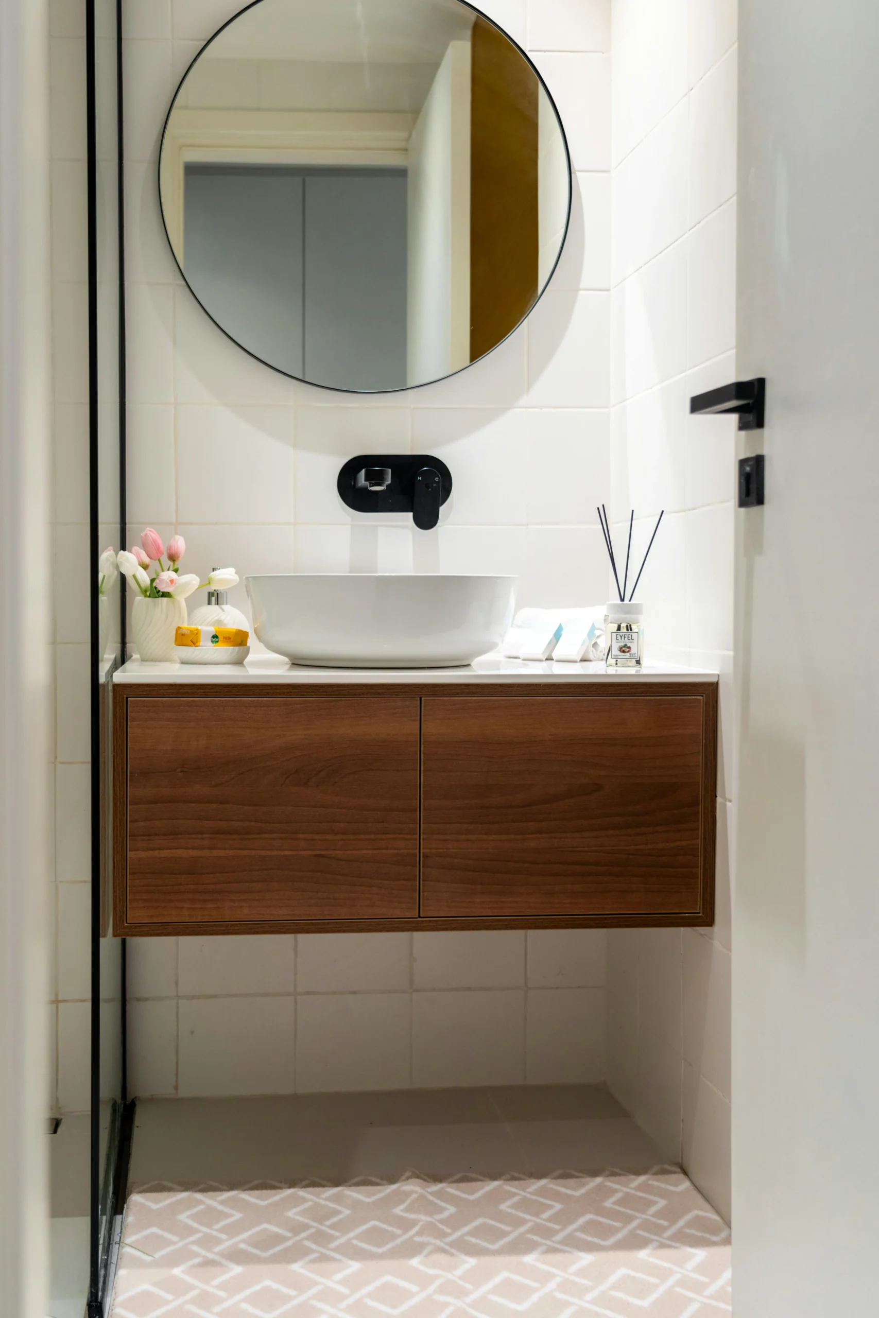 Baño Nórdico-Contemporáneo con Mueble de Madera y Grifería Negra