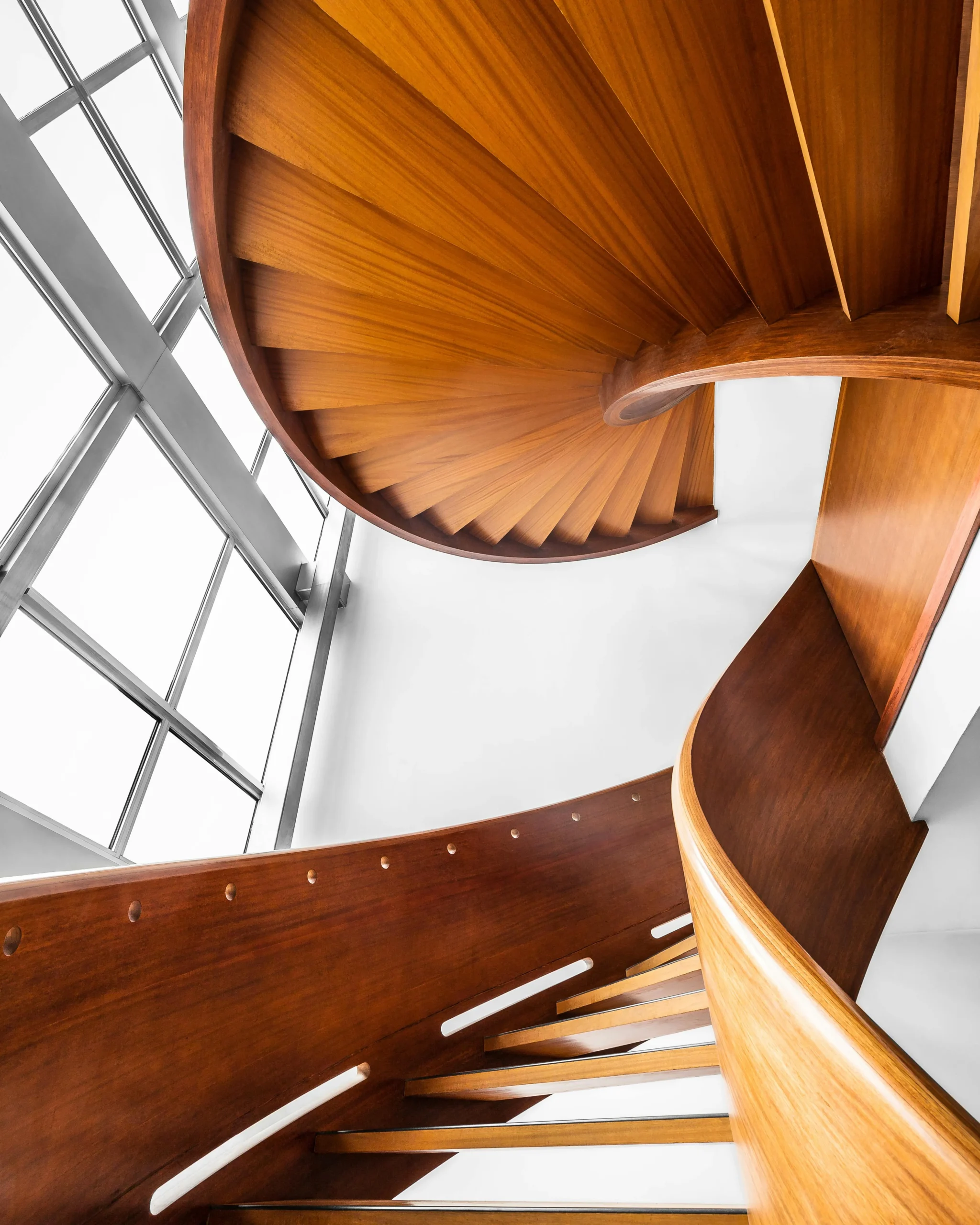 Escalera curva de madera