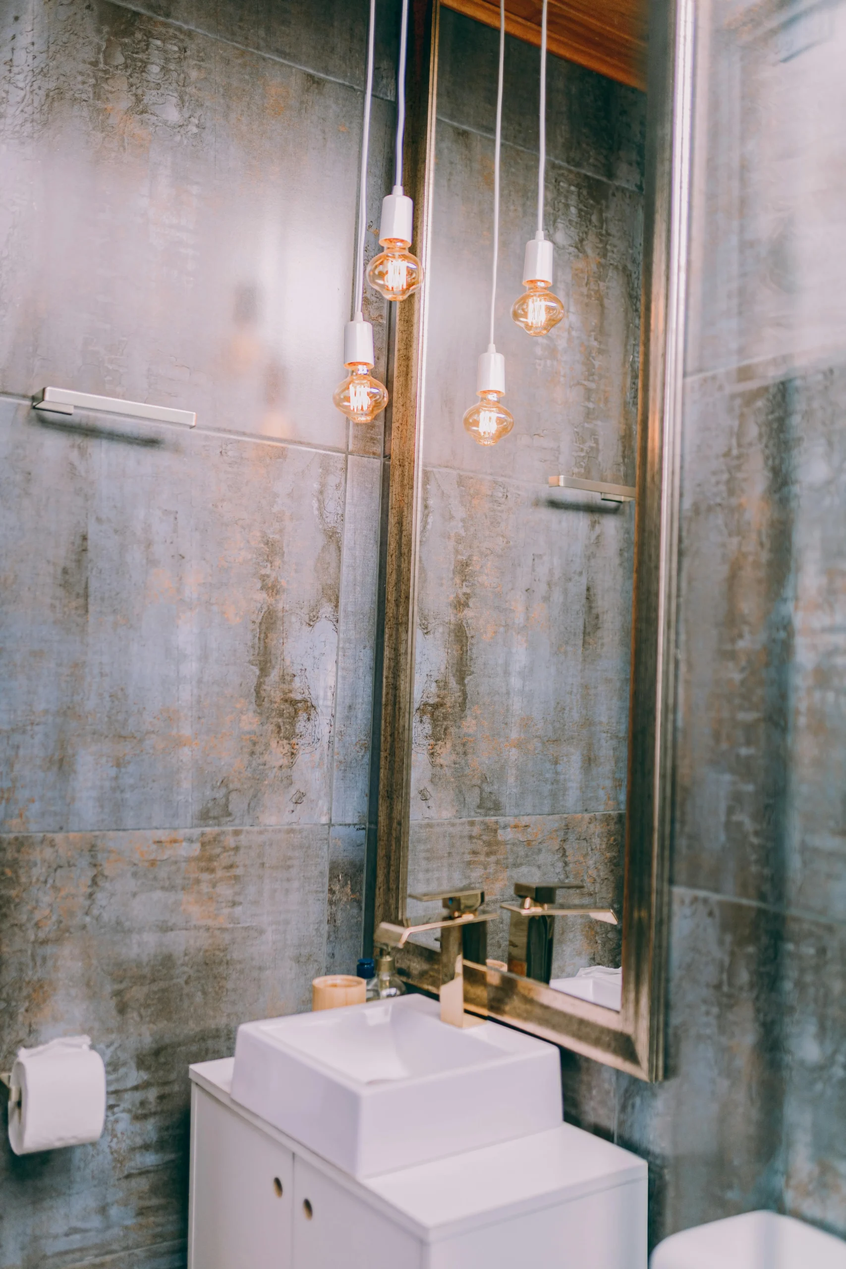 Espejo en Baño industrial con iluminación decorativa