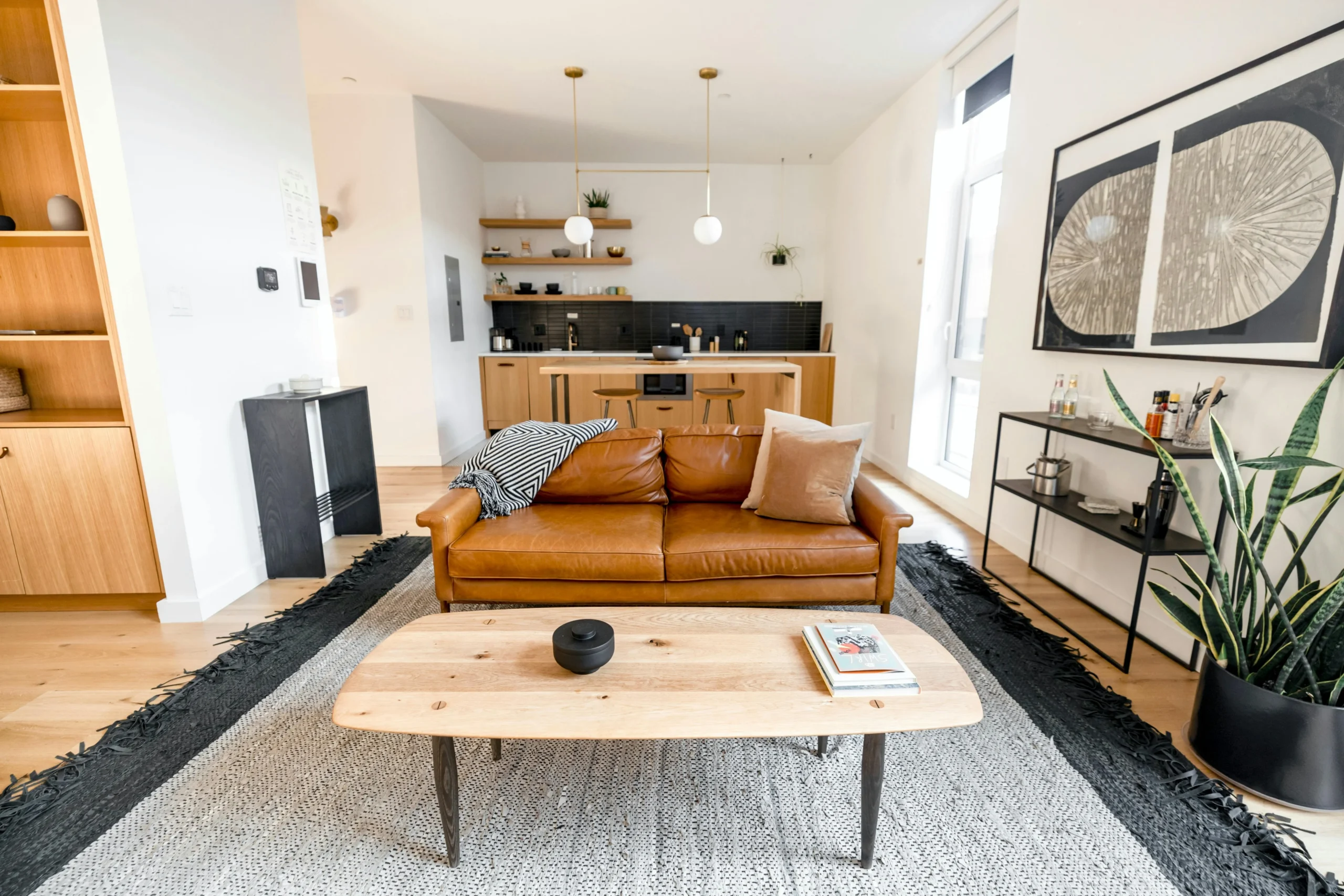 Salón con Sofá de Cuero y Cocina Abierta