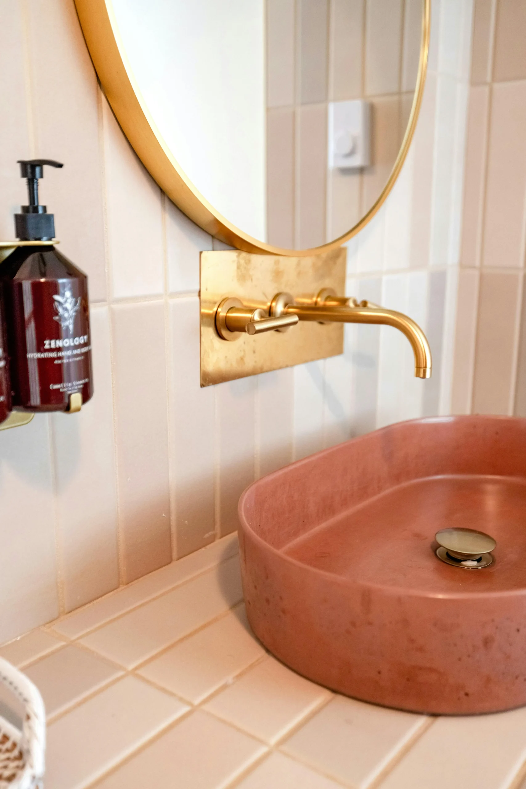 Tendencias para Diseñar Baños en 2026 Baño con Lavabo Rosa y Grifería Dorada