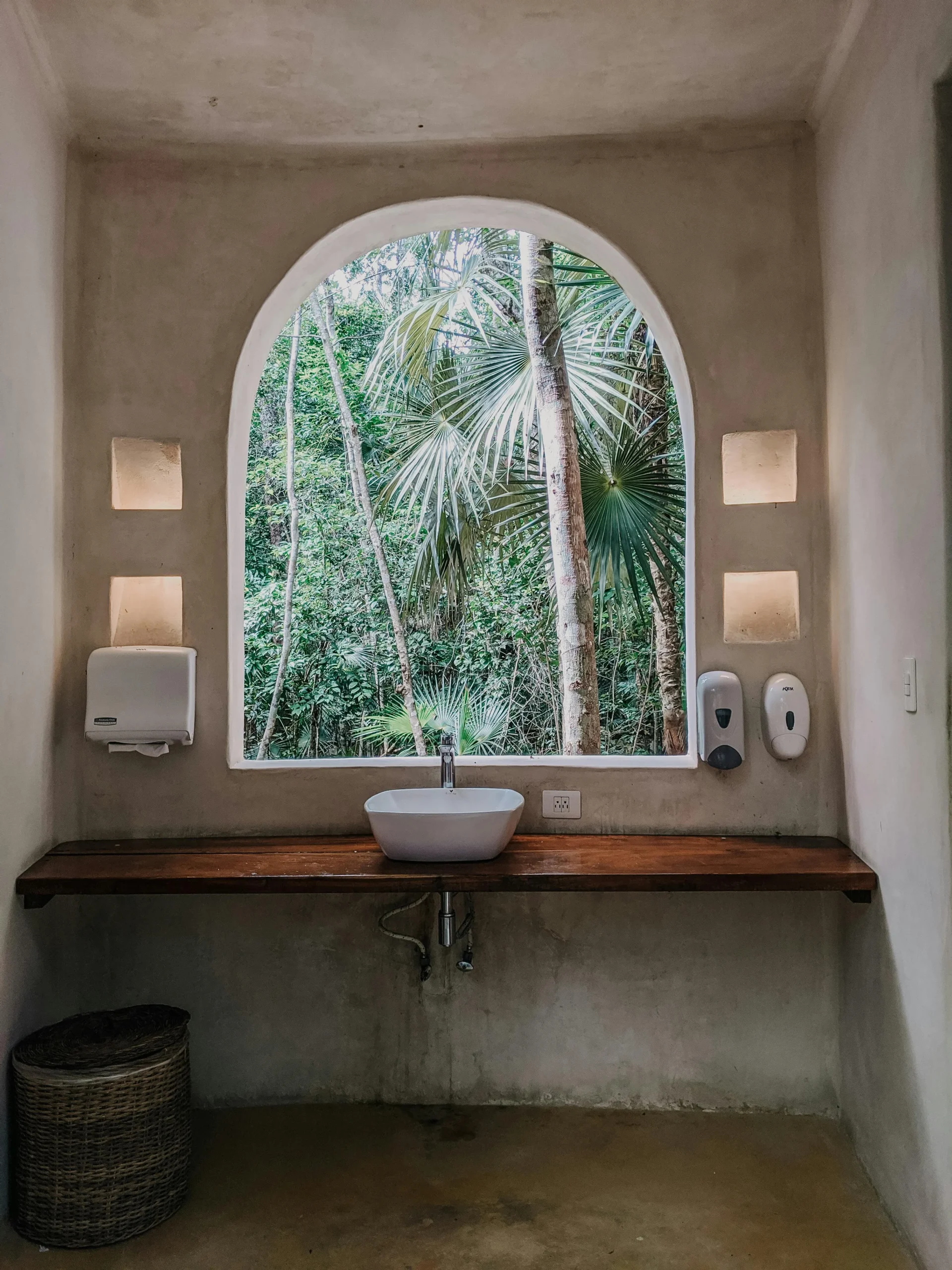 Baño con Ventana en Arco y Vistas a la Naturaleza