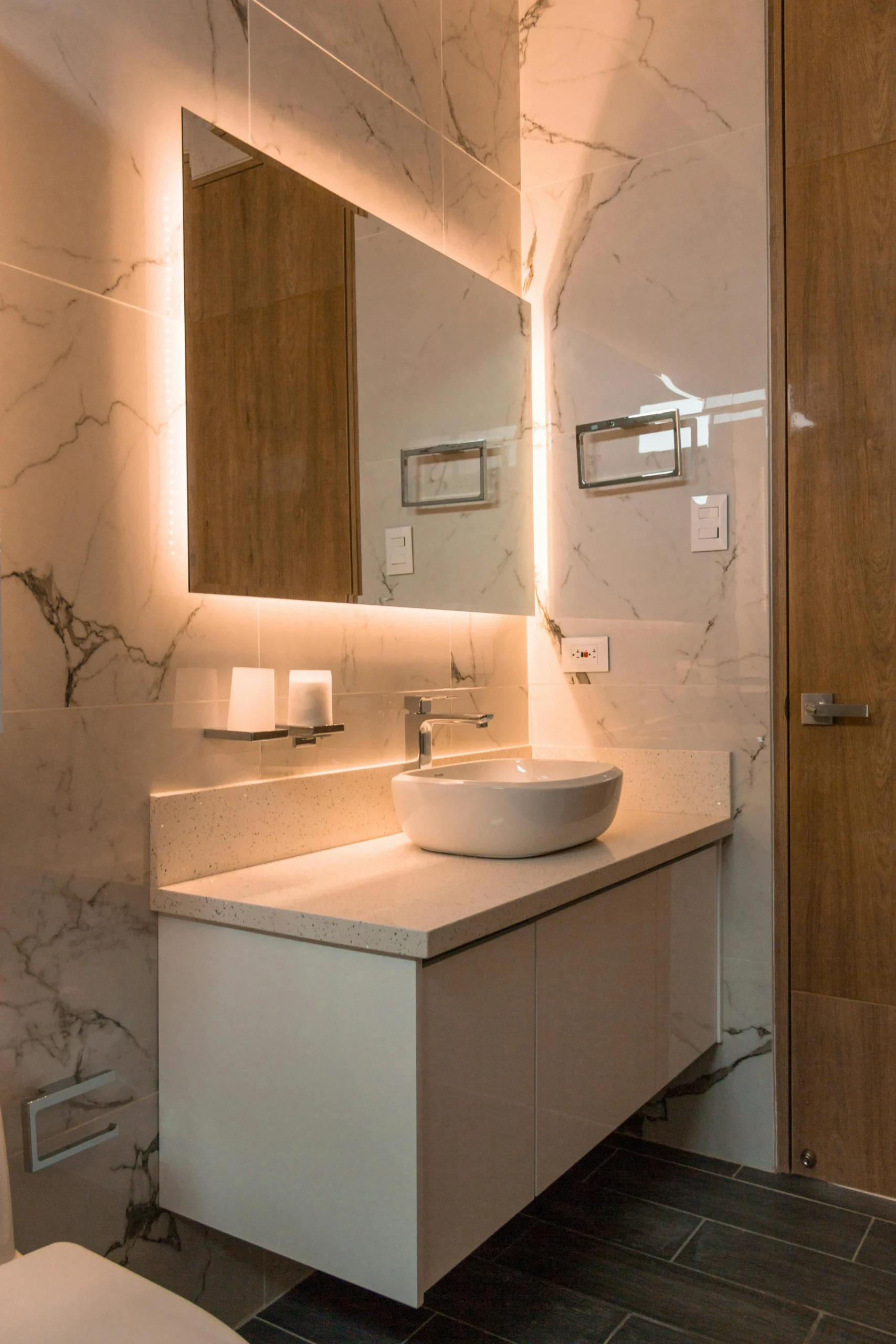 Baño con Mármol y Espejo Retroiluminado