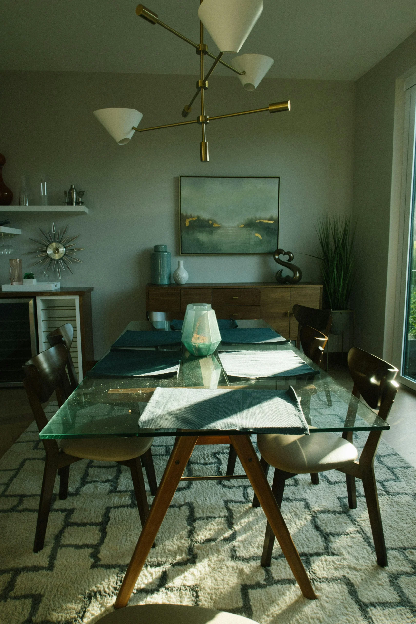 Comedor con Mesa de Vidrio y Lámpara Escultural