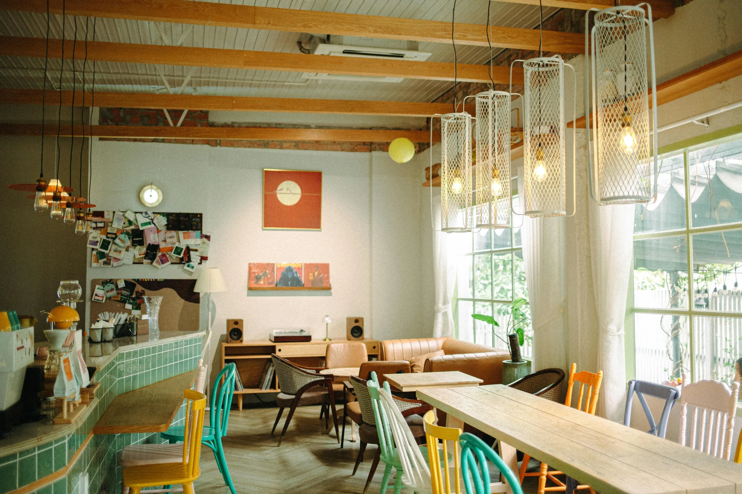 Café Vintage con Sillas de Colores