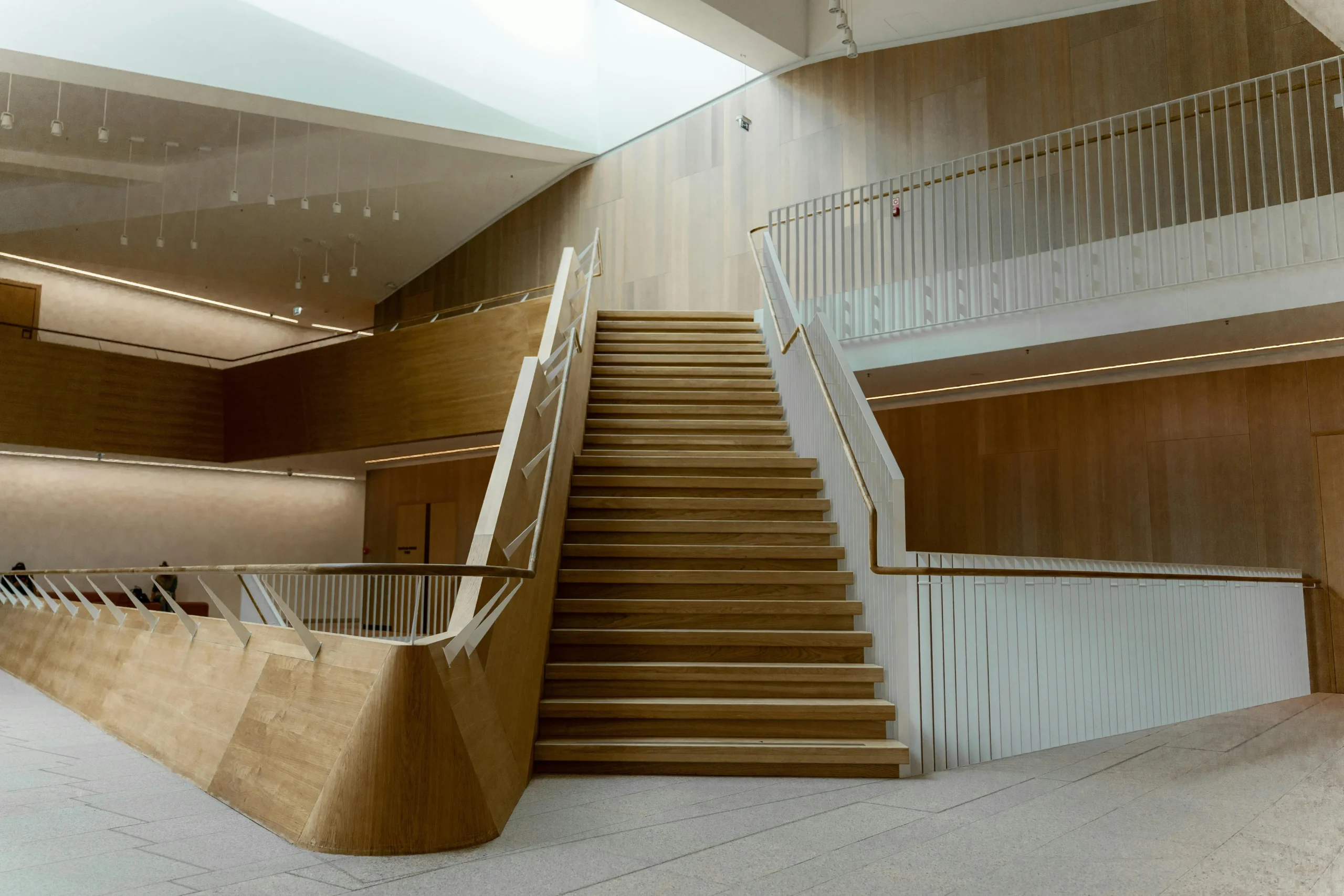 Escalera Escultural en Madera y Blanco
