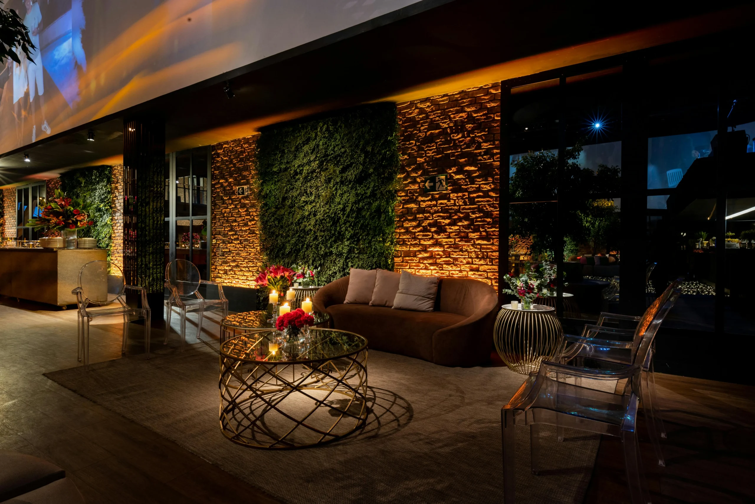 Lounge Nocturno con Pared de Vegetación