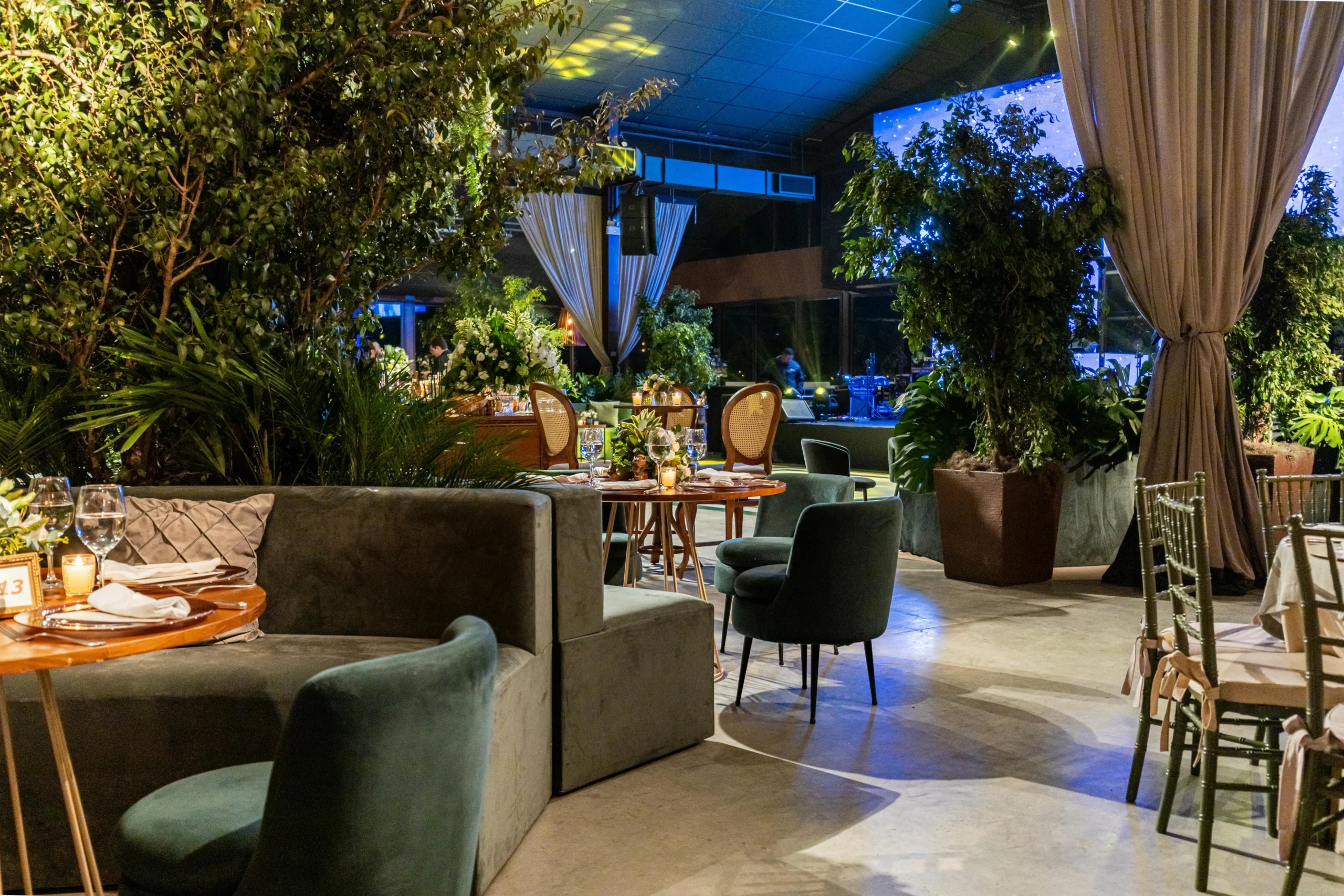 Restaurante Nocturno entre Vegetación