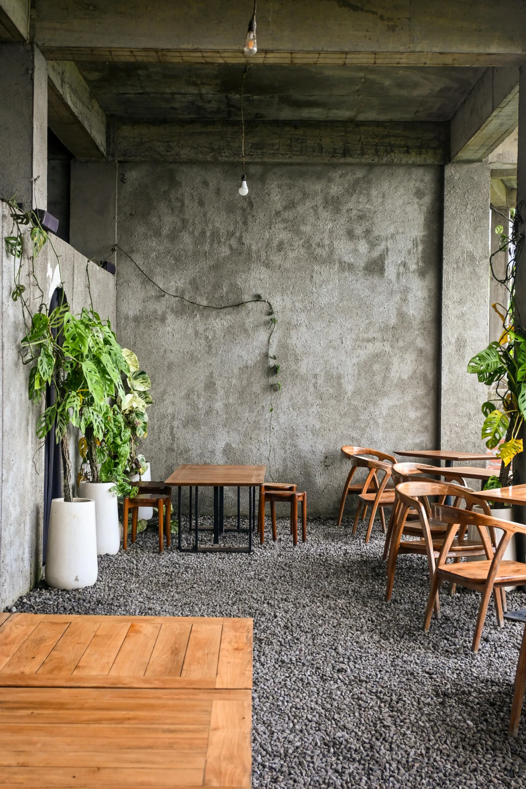 Comedor Verde Botánico con Sillas Negras