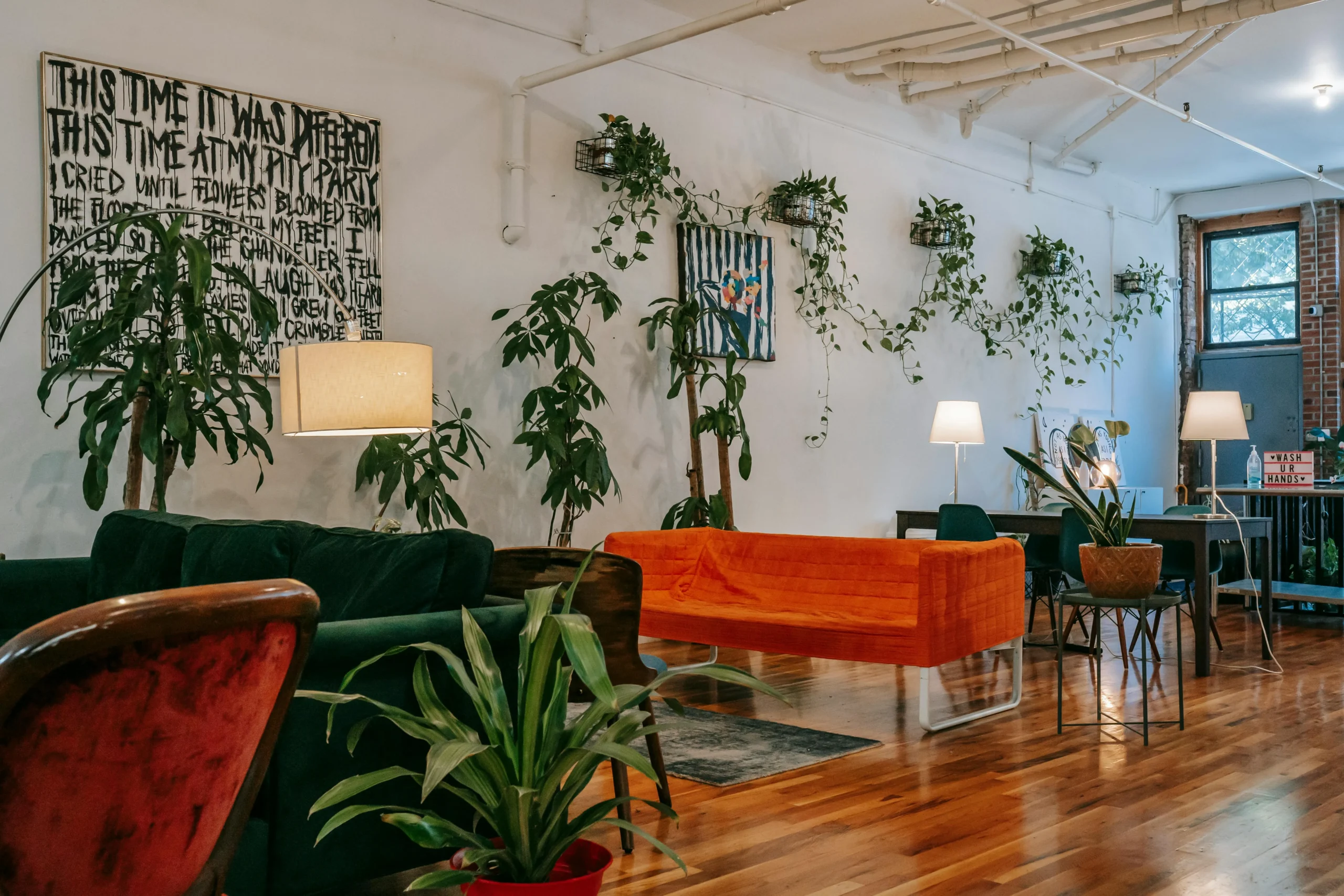 Sala con contraste cálido y sofá naranja vibrante