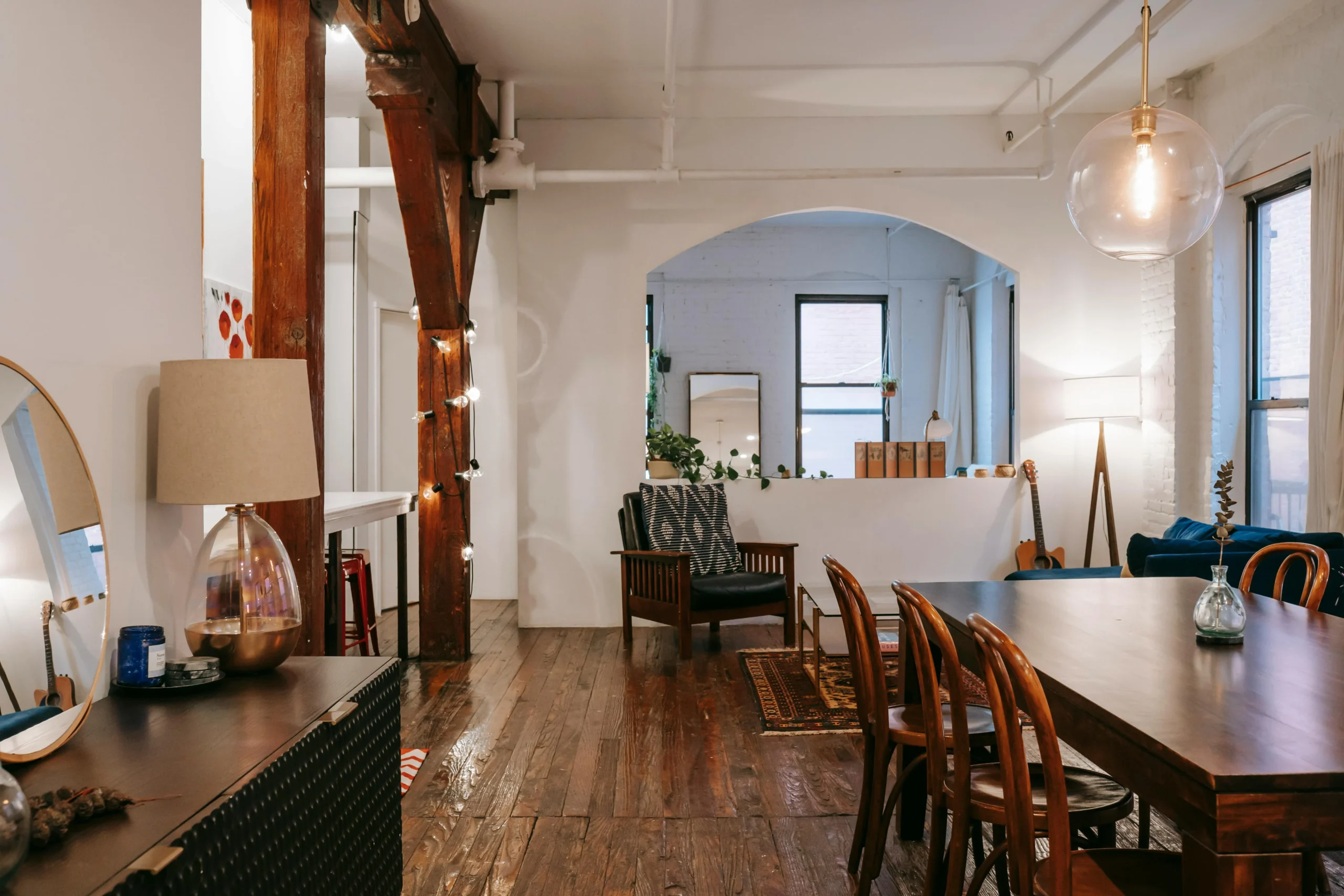 Comedor loft con vigas de madera y lámpara de globo