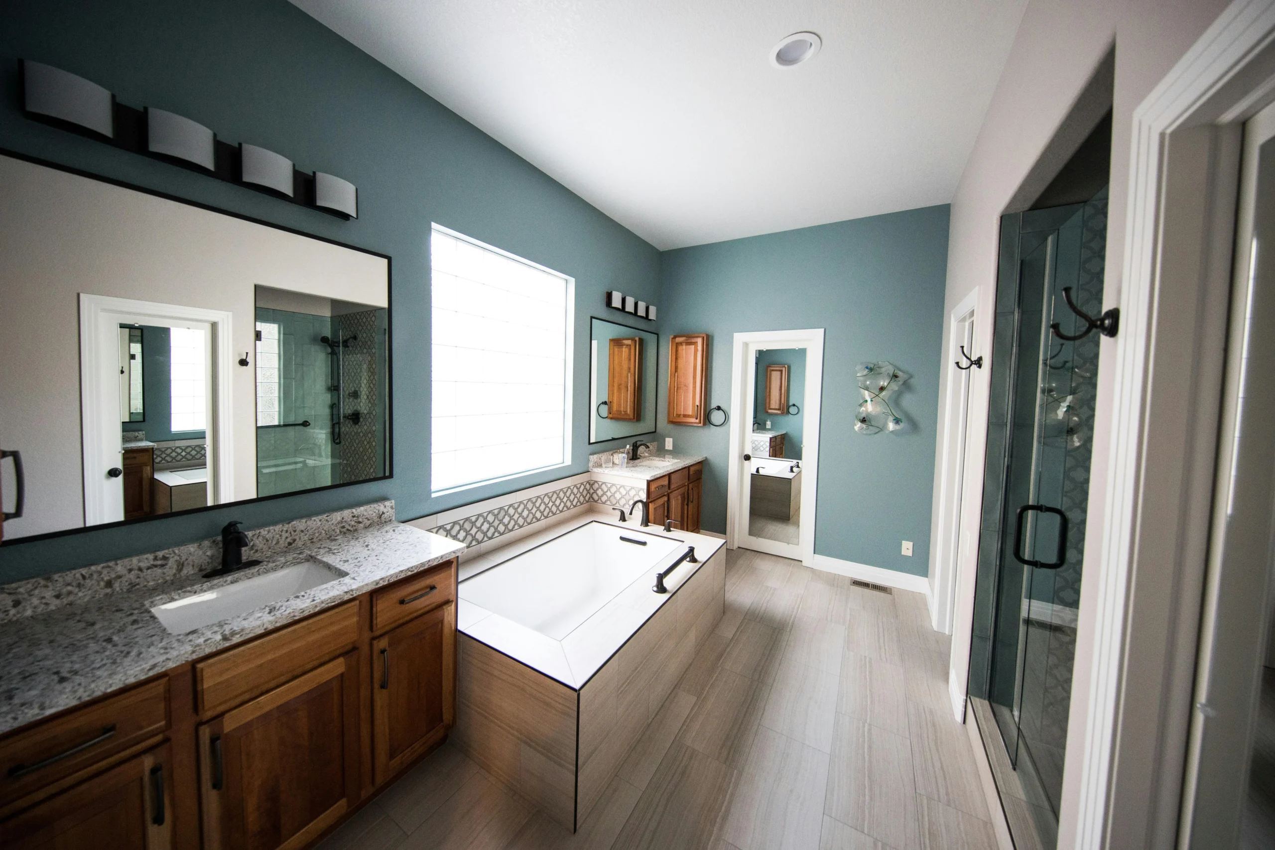 Baño contemporáneo con bañera empotrada y muebles de madera