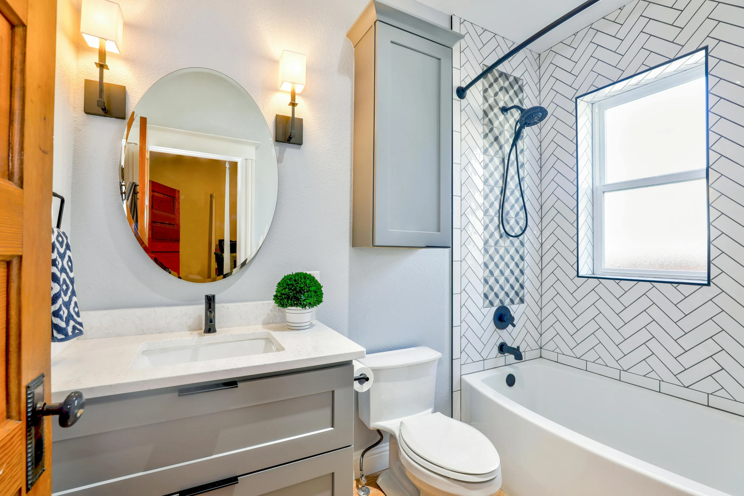 Baño luminoso con azulejo en espiga y grifería negra