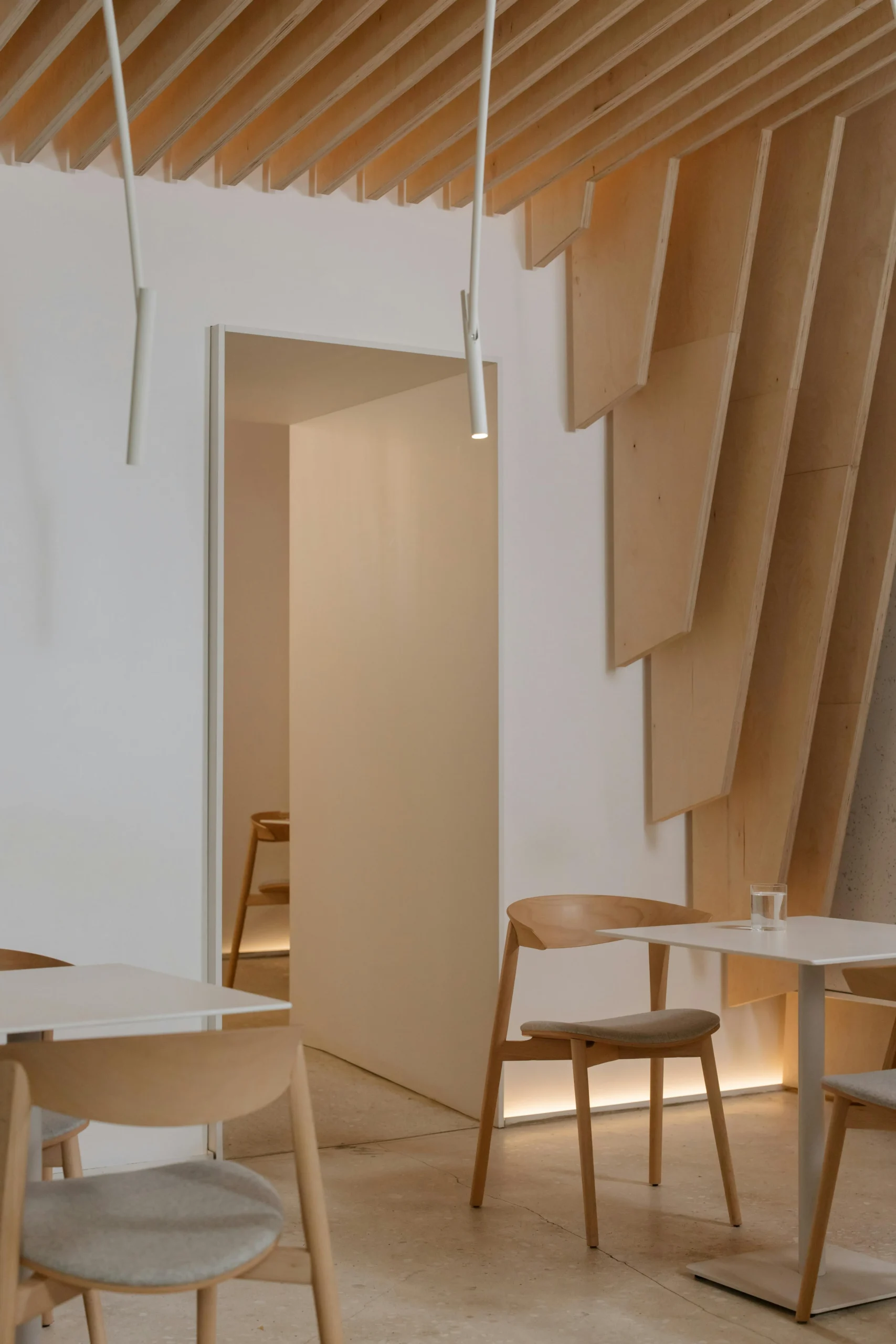 Espacio Minimalista con Madera Clara y Luz Puntual