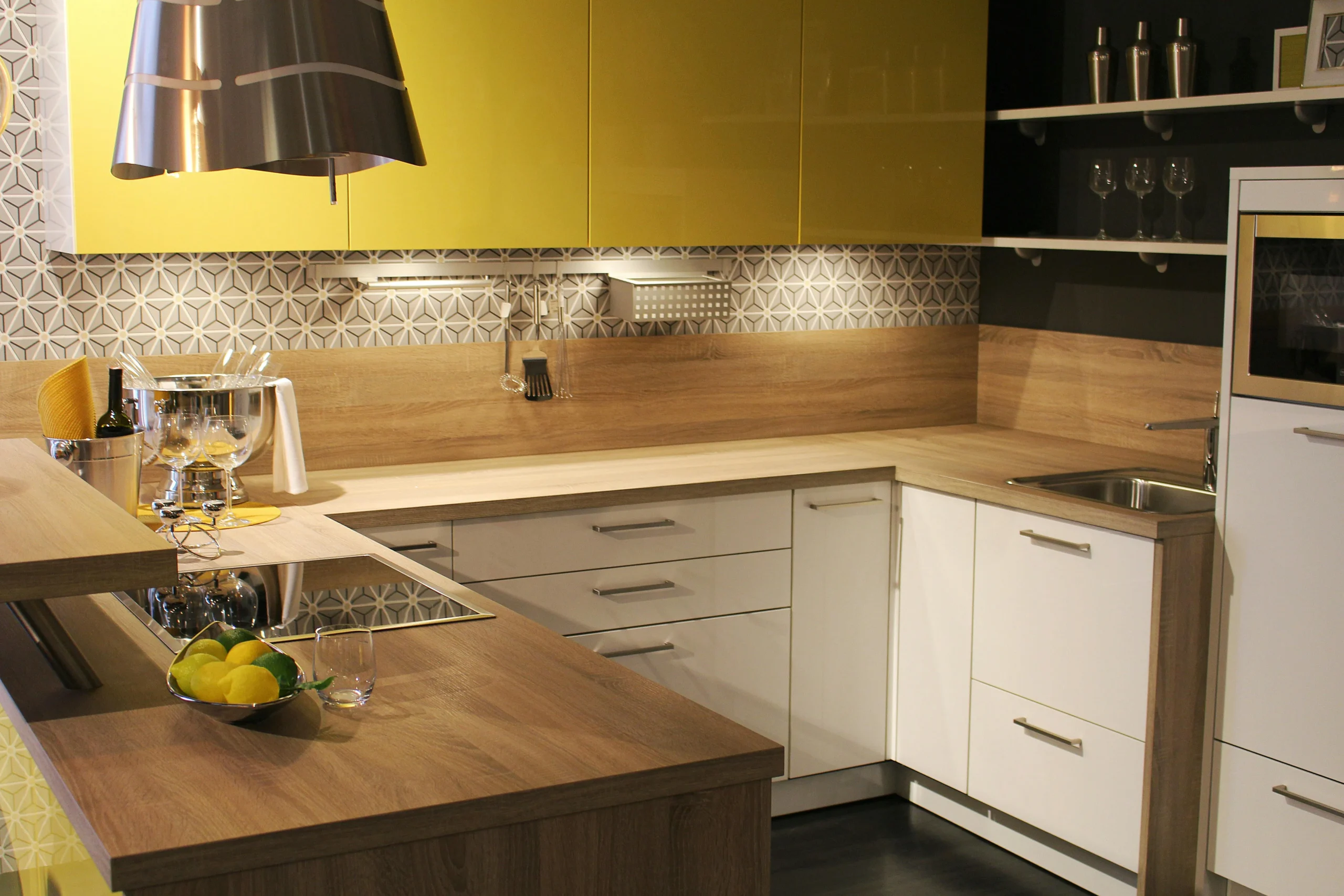 Dikigai LookBook_IMG068 Cocina Contemporánea con Amarillo Vibrante y Madera Natural