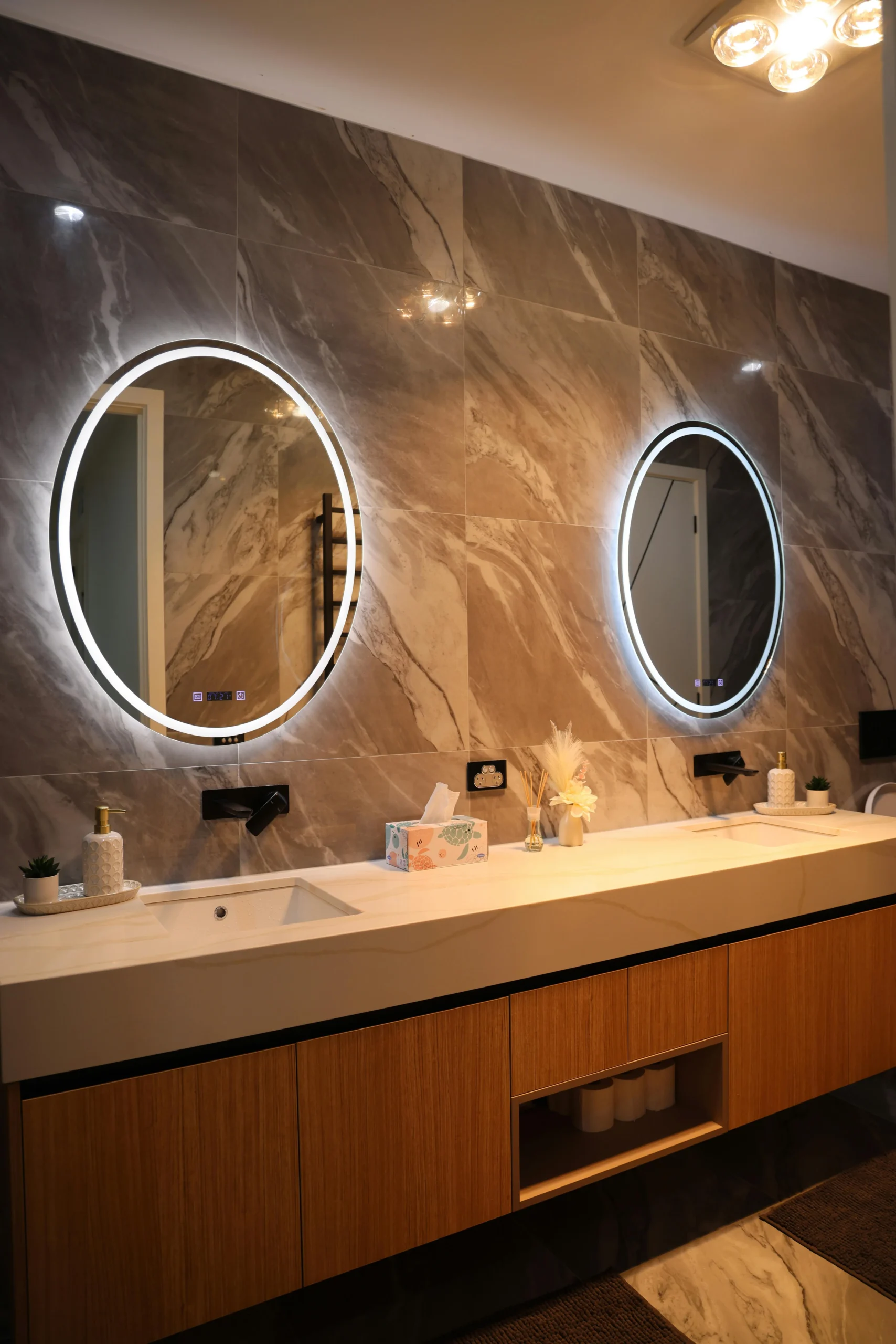 Baño Moderno con Mármol y Espejos Retroiluminados