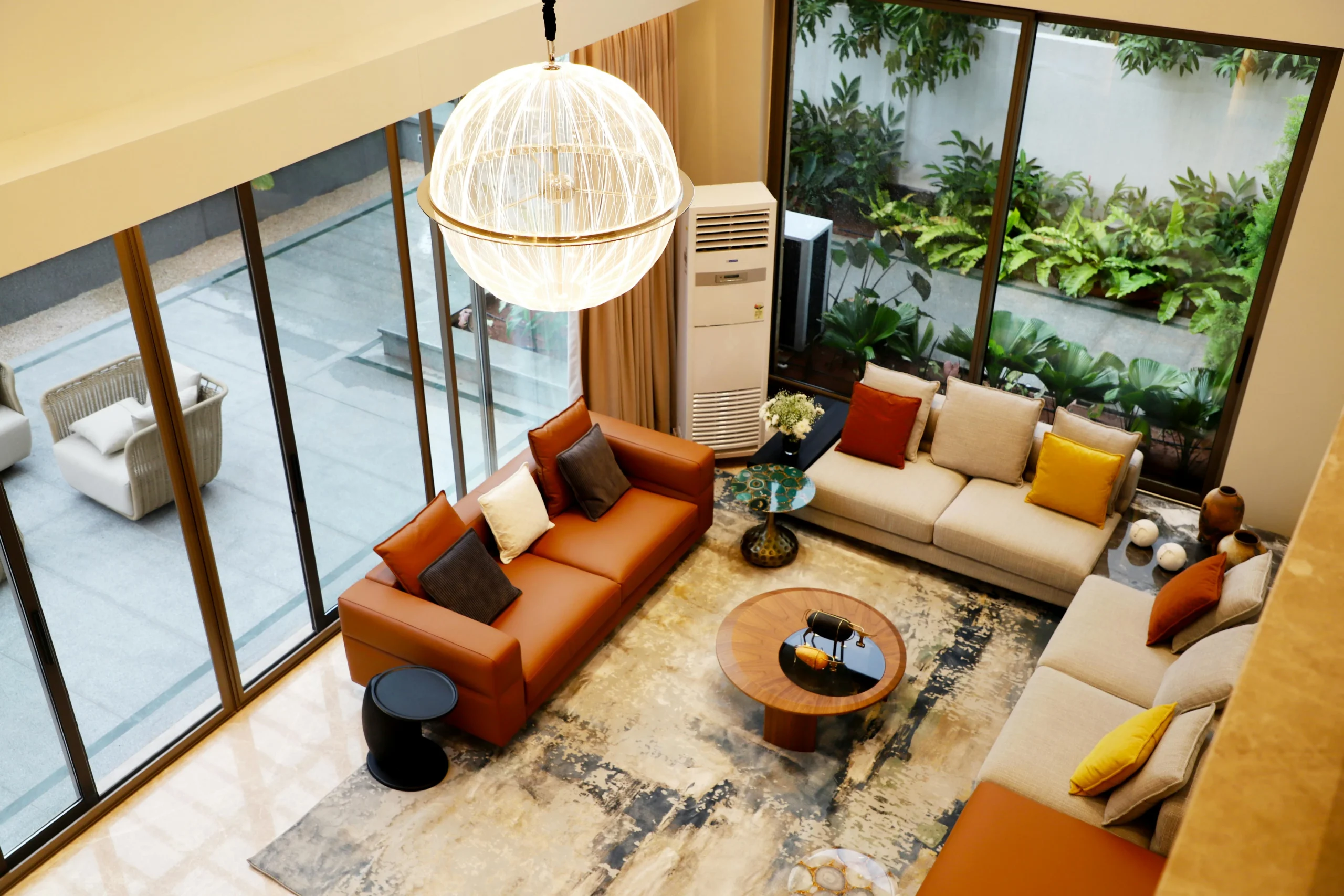 Salón con Sofás en Cuero y Grandes Ventanales Panorámicos