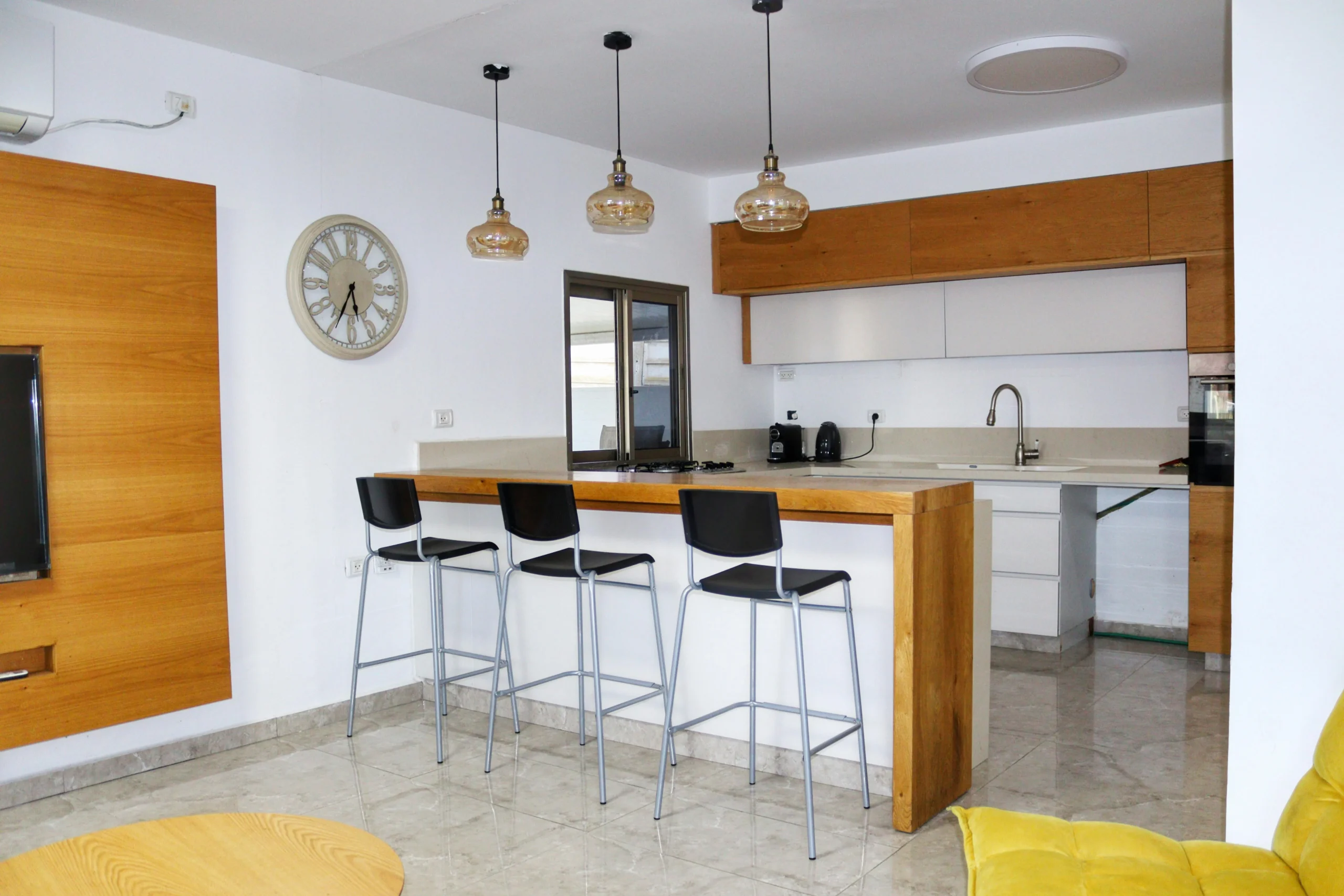 Cocina Americana con Barra y Acabados en Madera Natural