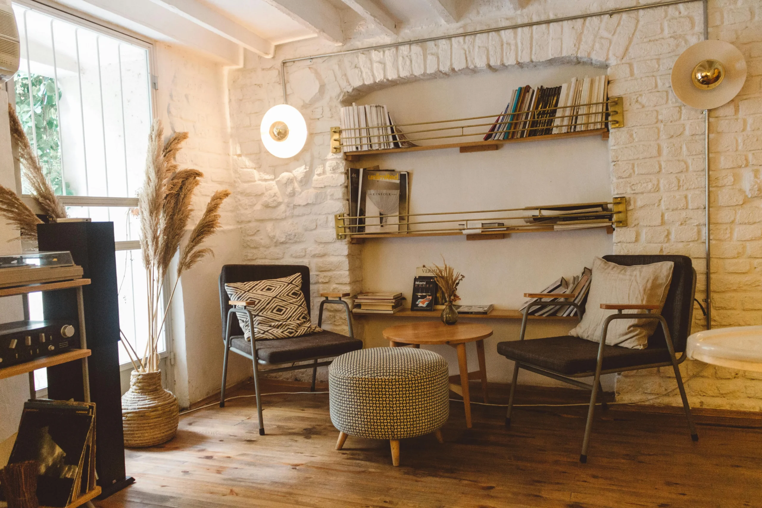Rincón de Lectura Bohemio con Pared de Ladrillo Blanco