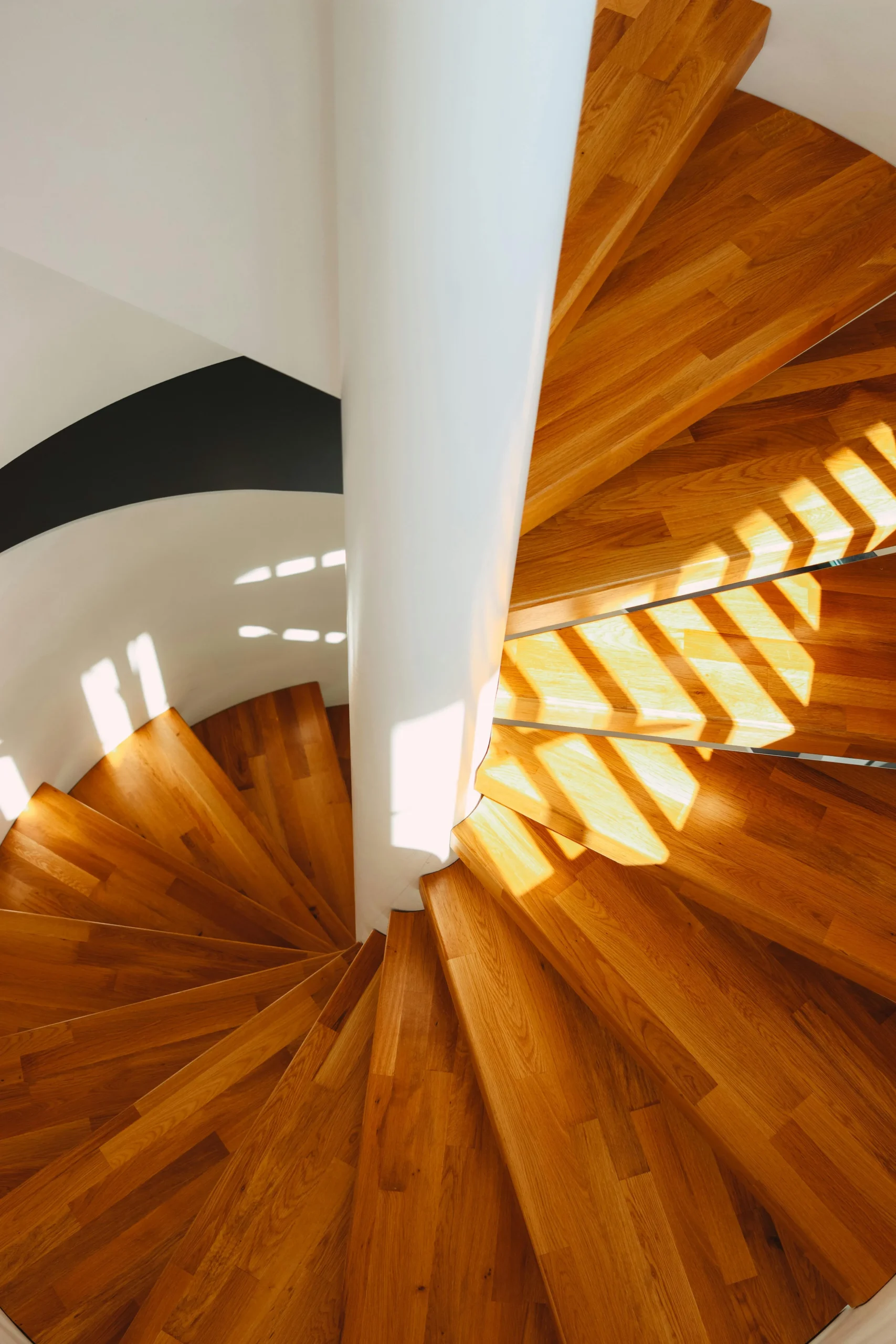 Escalera Curva de Madera con Luz Natural