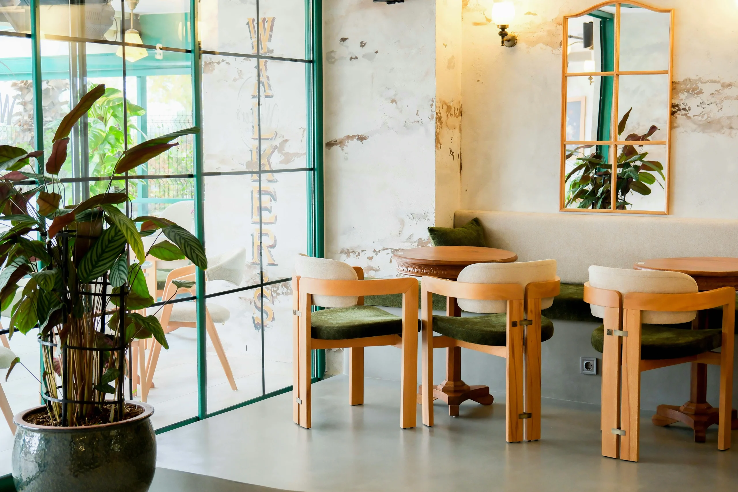 Restaurante con Luz Natural y Vegetación