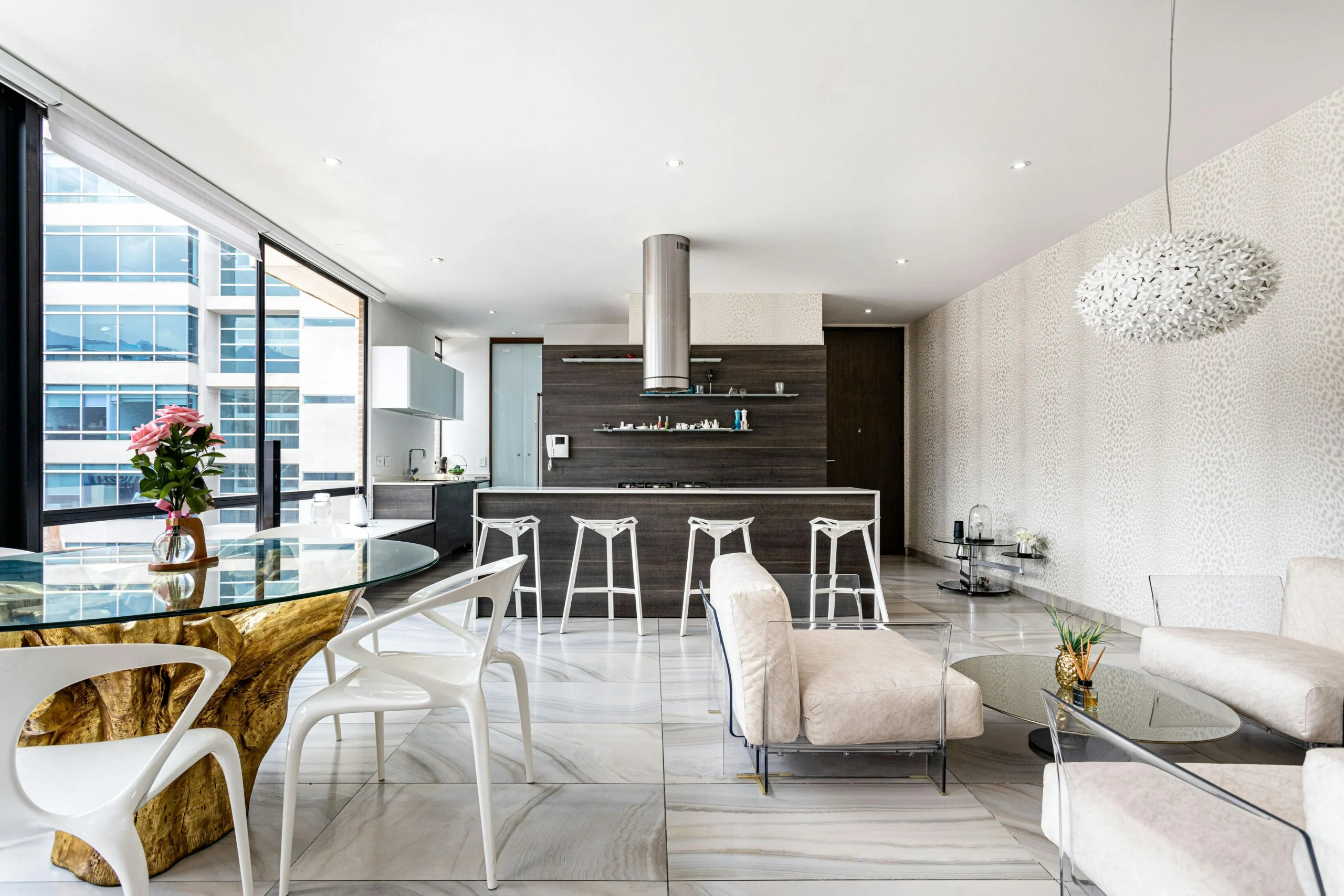 Salón Moderno con Mesa de Vidrio y Luminaria Escultural