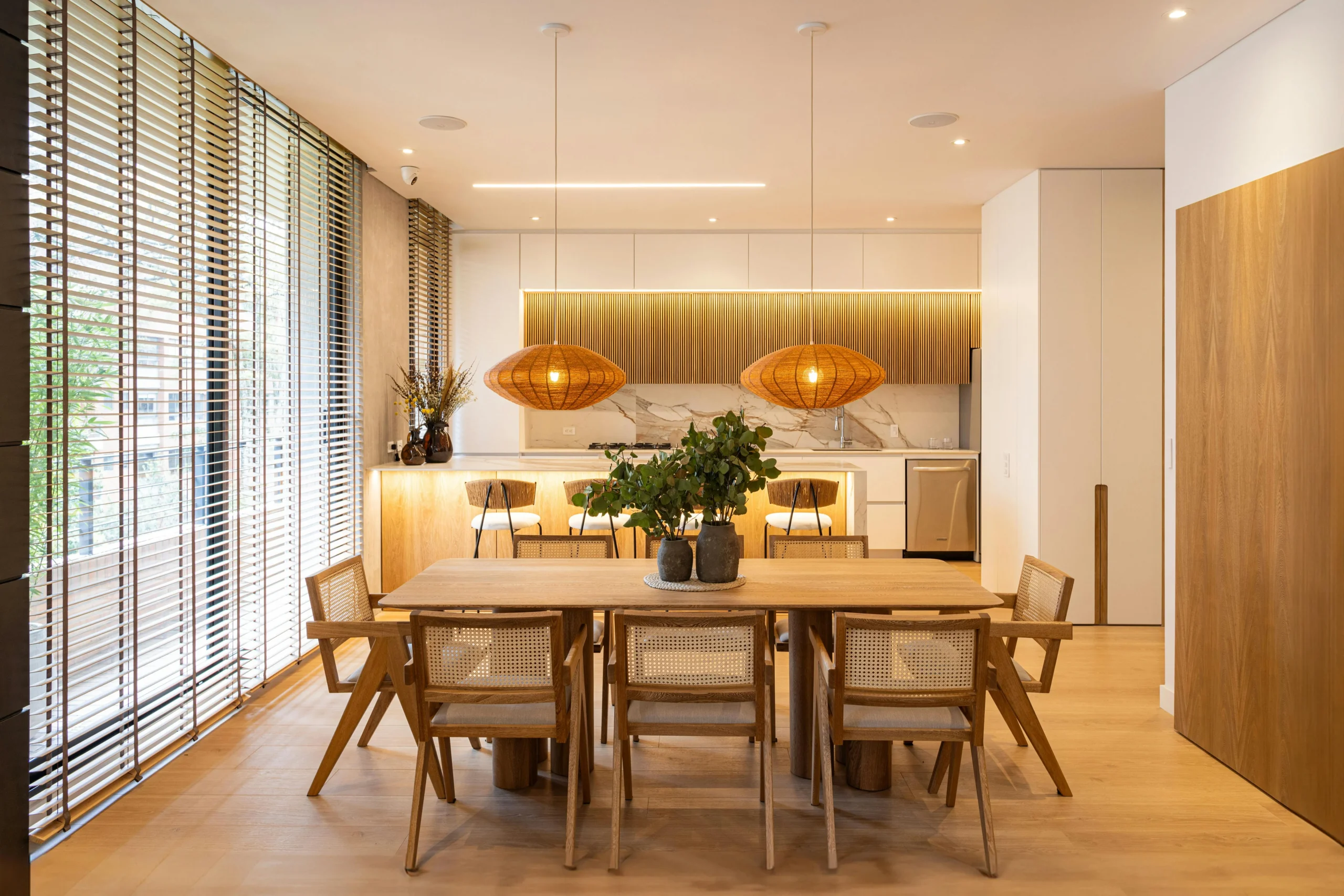Comedor Minimalista con Luminarias de Ratán y Madera Clara