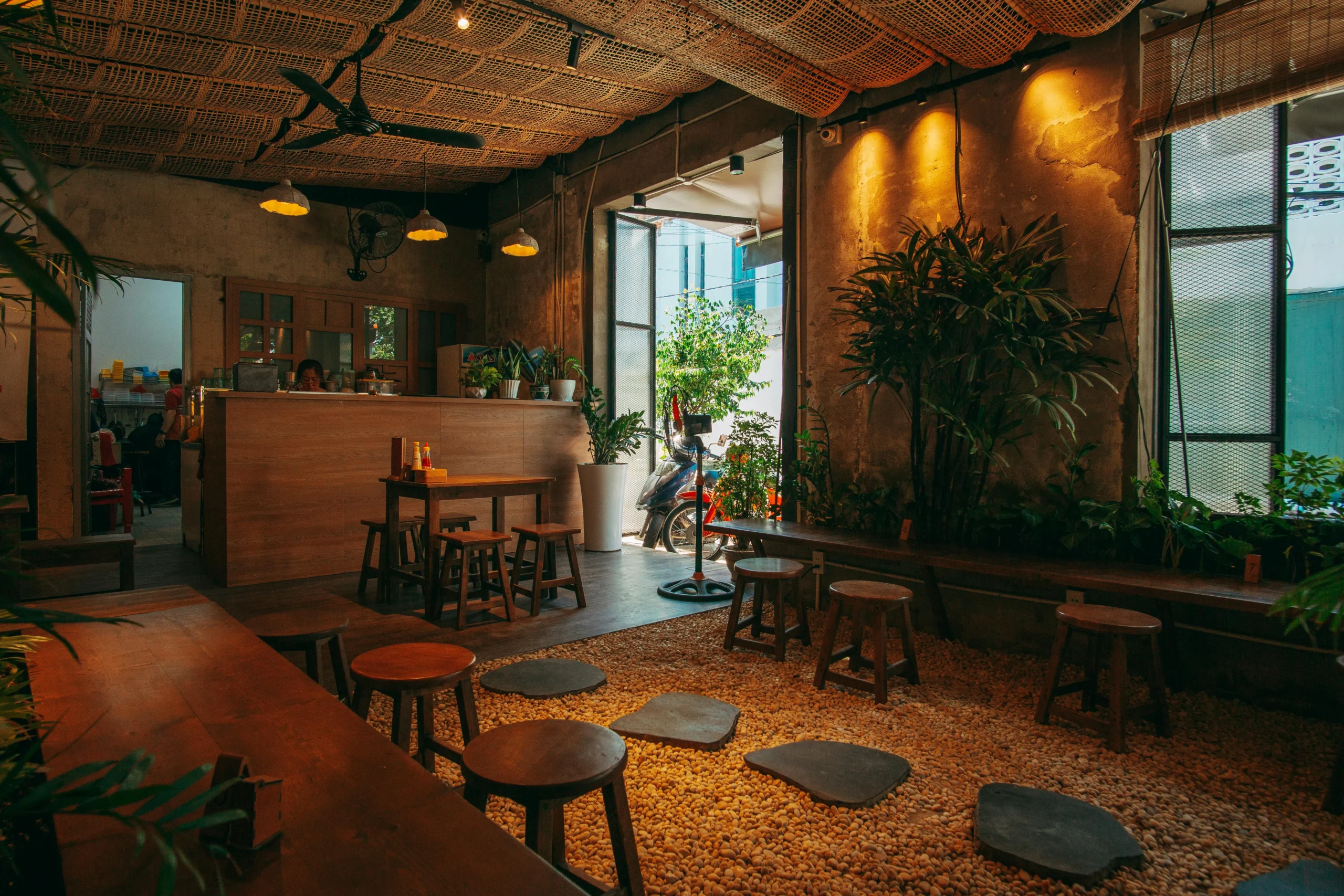 Local Gastronómico con Techo de Ratán y Pavimento de Piedra