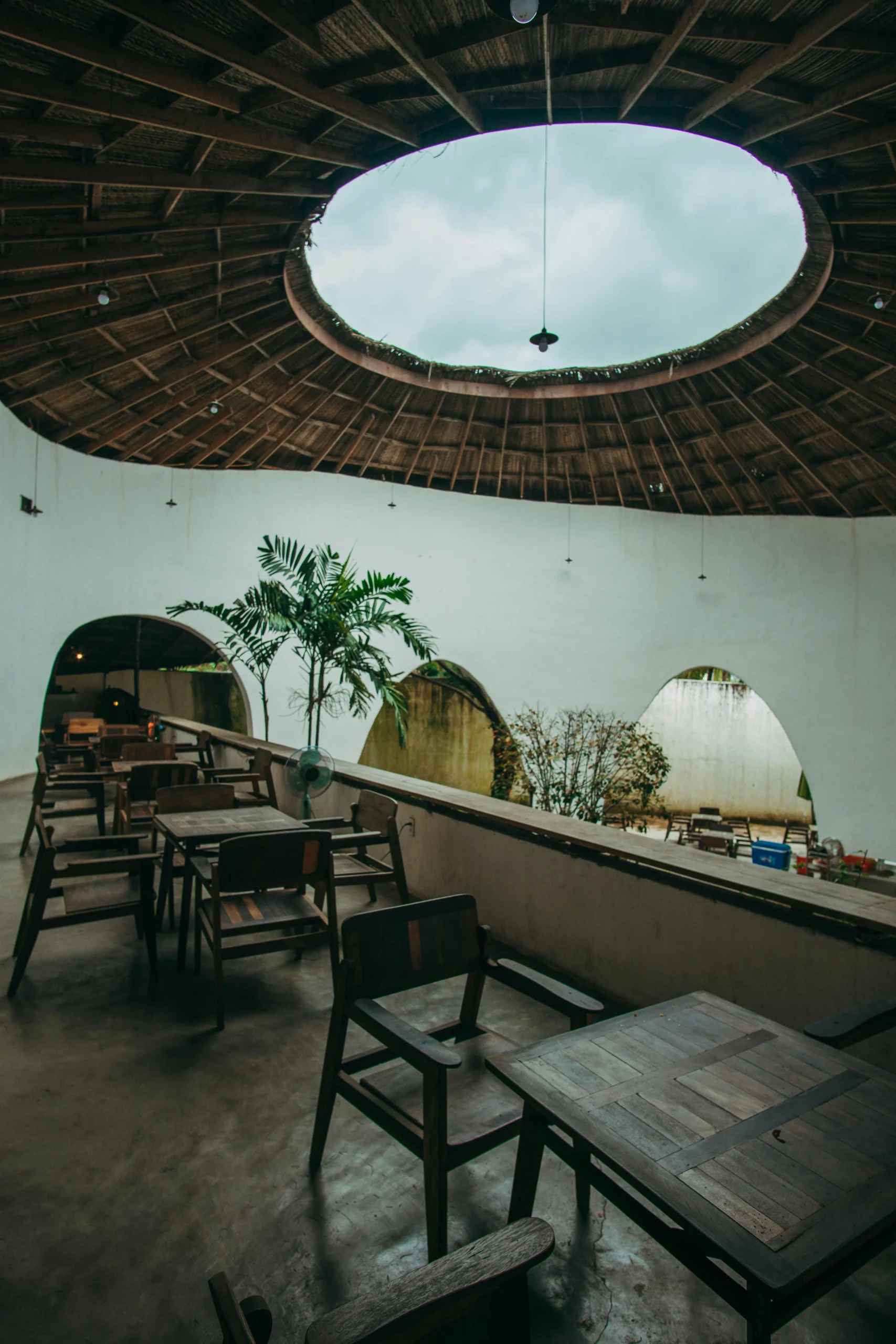 Terraza Abovedada con Techo de Madera y Mobiliario Minimalista