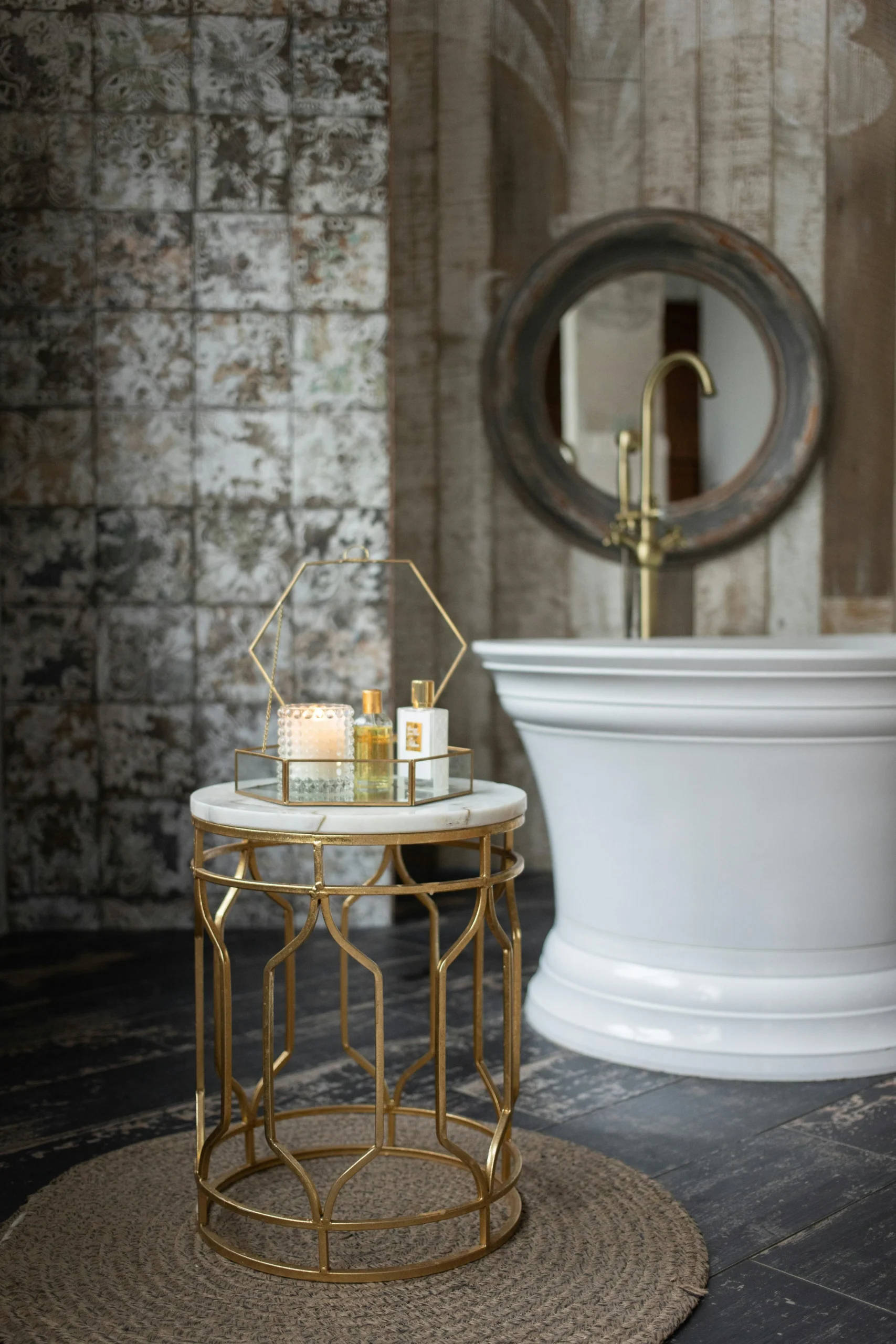 Baño Vintage con Bañera Exenta y Mesa Auxiliar Metálica