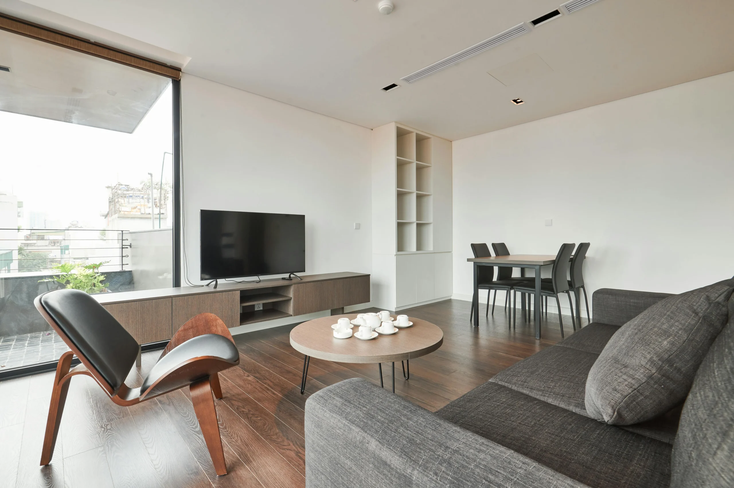Salón Minimalista con Silla de Diseño y Madera Oscura