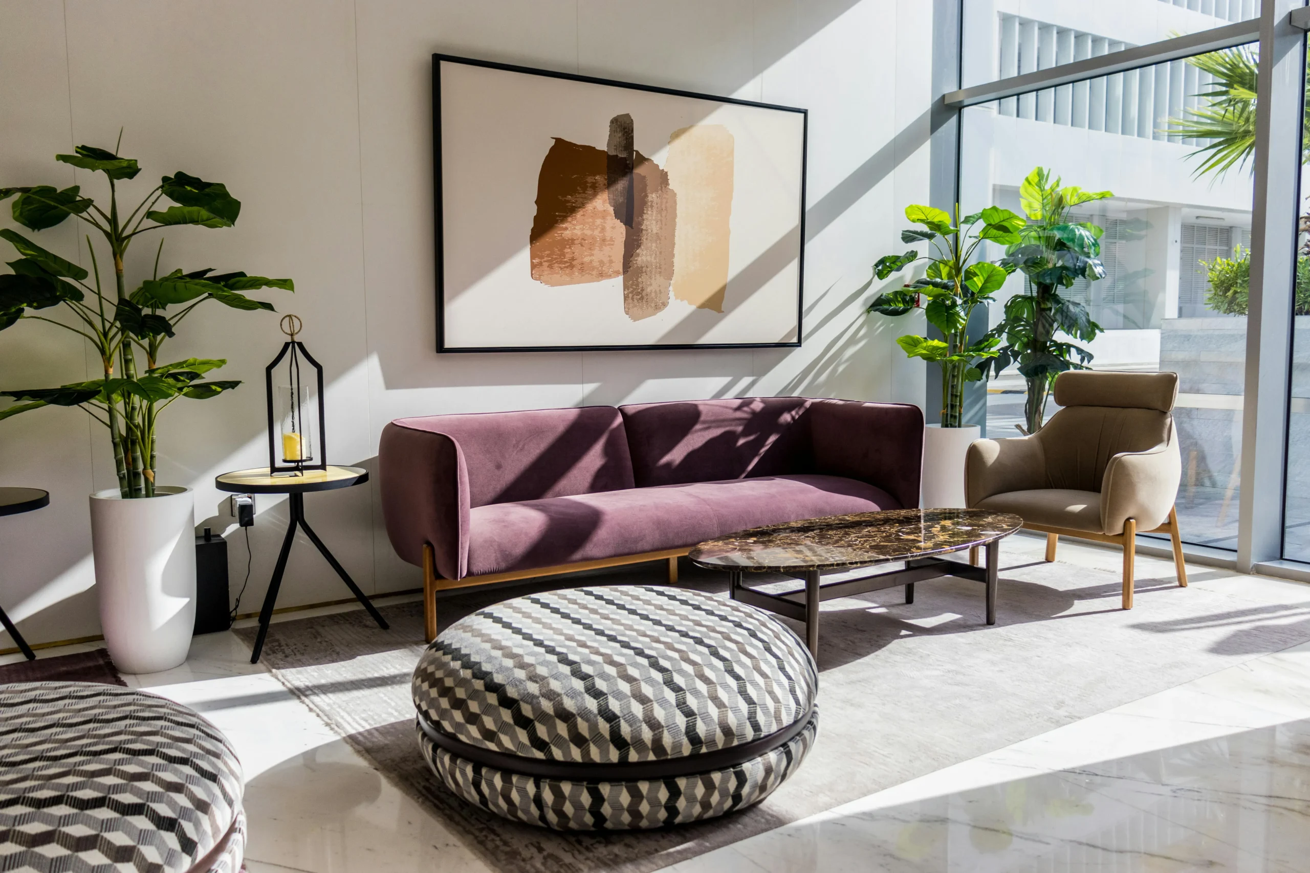 Sala Contemporánea con Sofá en tono burdeos y Luz Natural Abundante