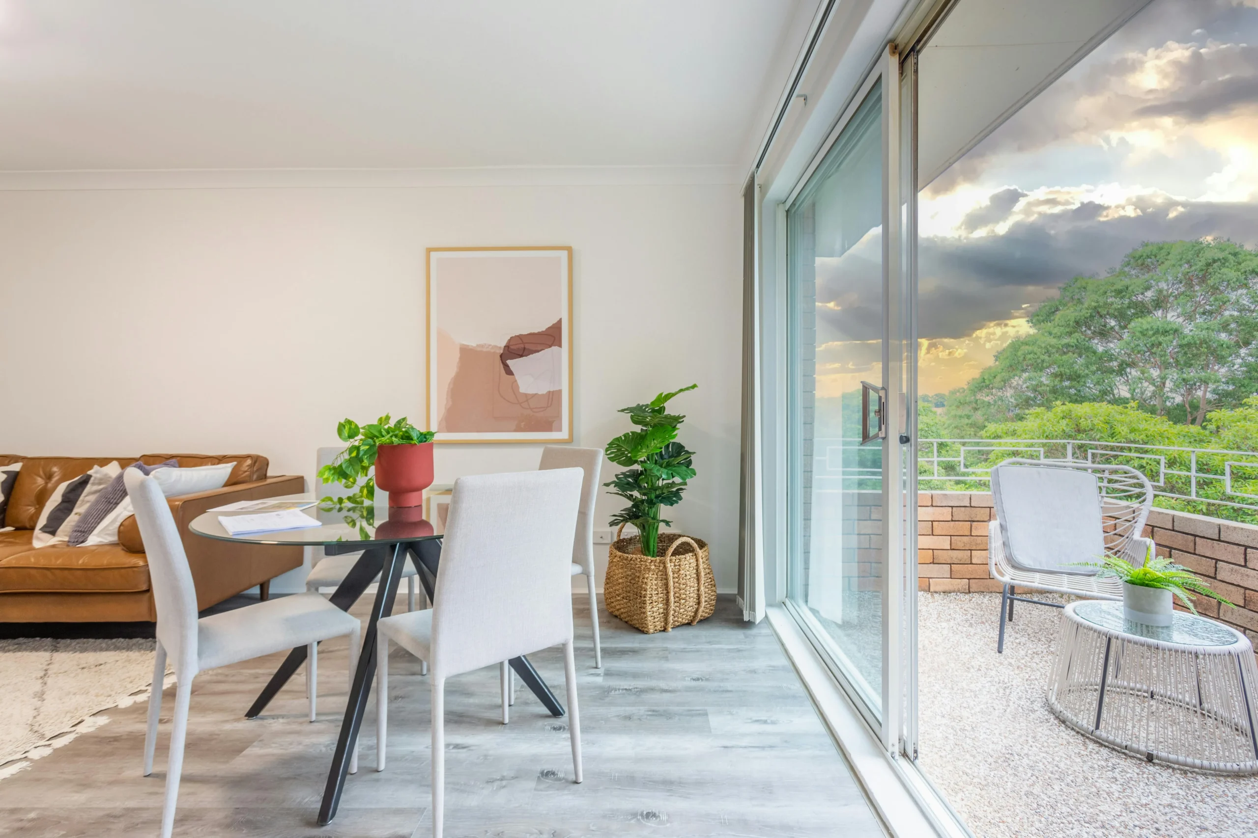 Comedor Contemporáneo con Terraza y Vistas Naturales