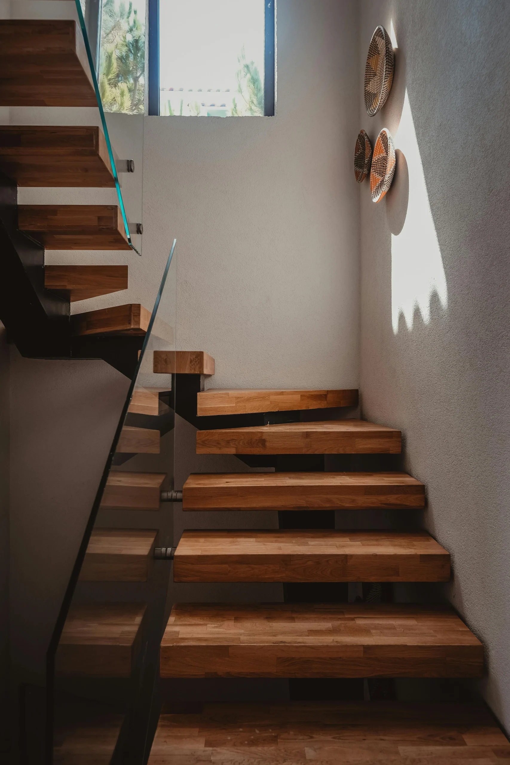 Escalera Moderna en Madera y Vidrio con Luz Natural