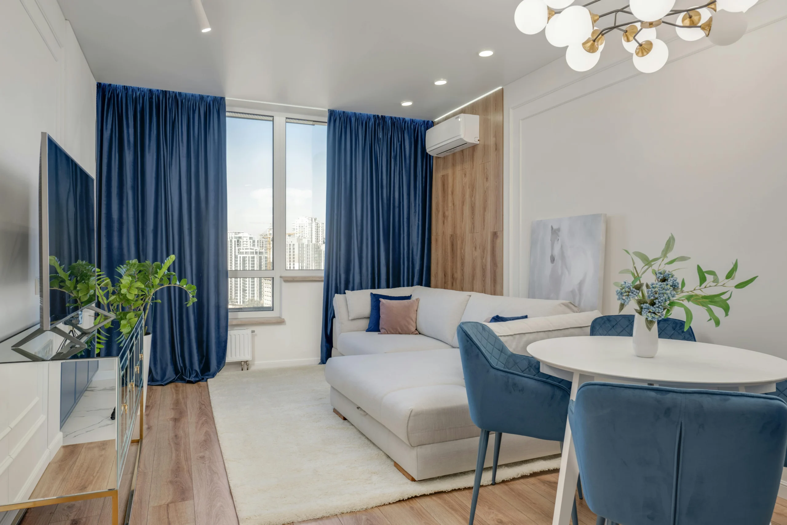 El Futuro del Interiorismo: 7 Claves para 2026 Sala Contemporánea con Cortinas Azul Marino y Sofá en L