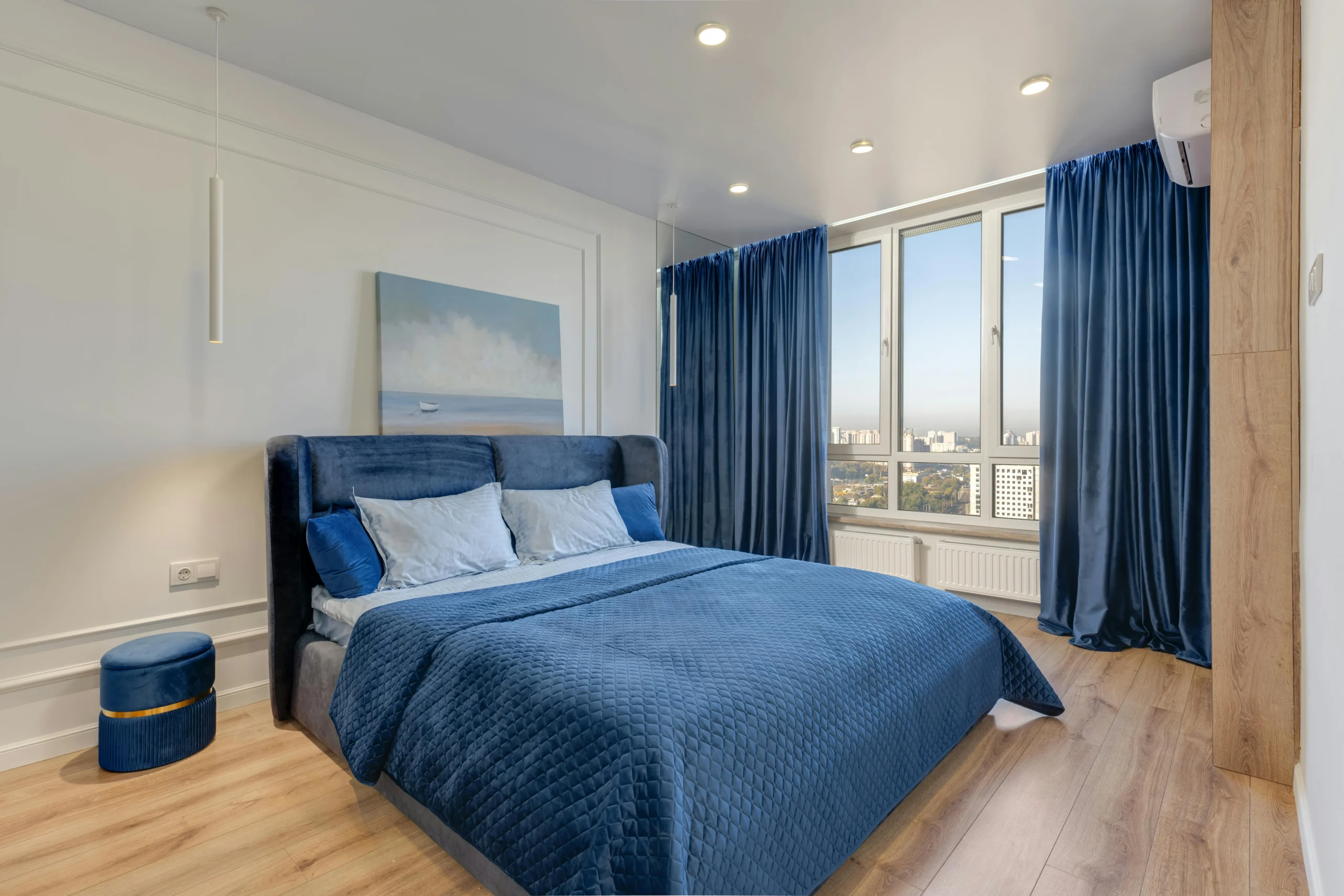 Dormitorio Principal en Azul Marino con Ventanal Panorámico