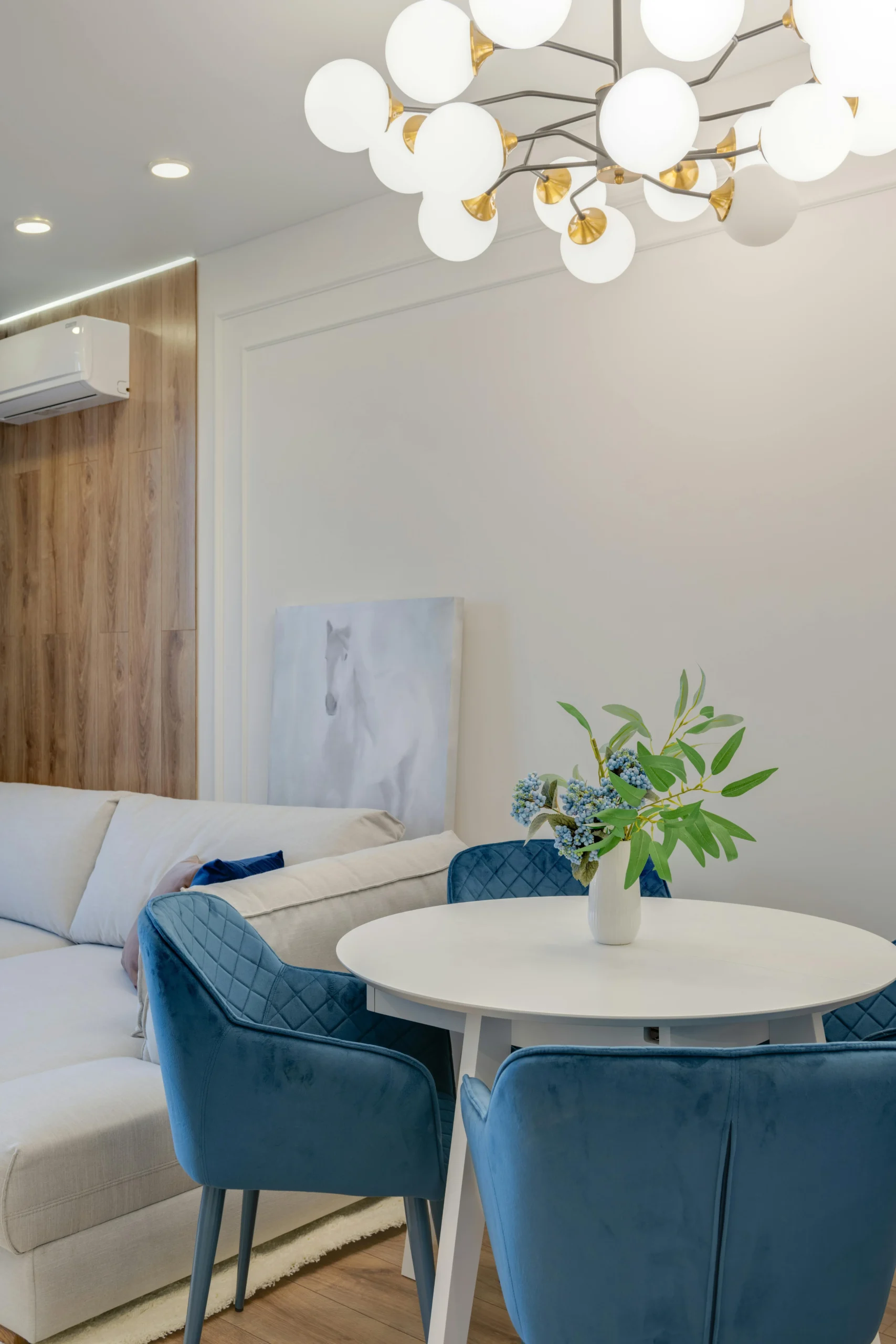 Comedor con Sillas Tapizadas en Azul y Luz Puntual