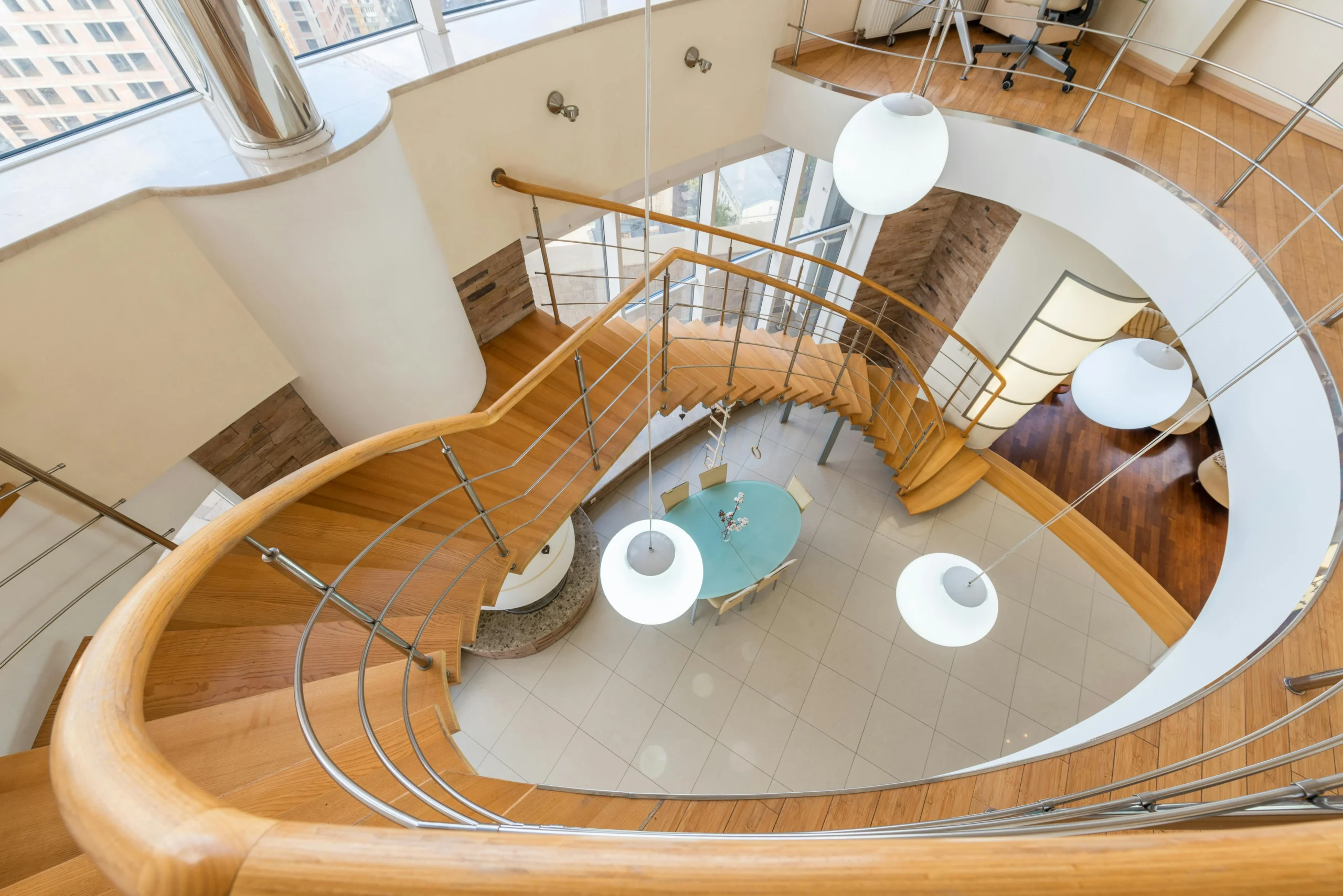 Escalera Curva con Barandilla Metálica y Vista Cenital