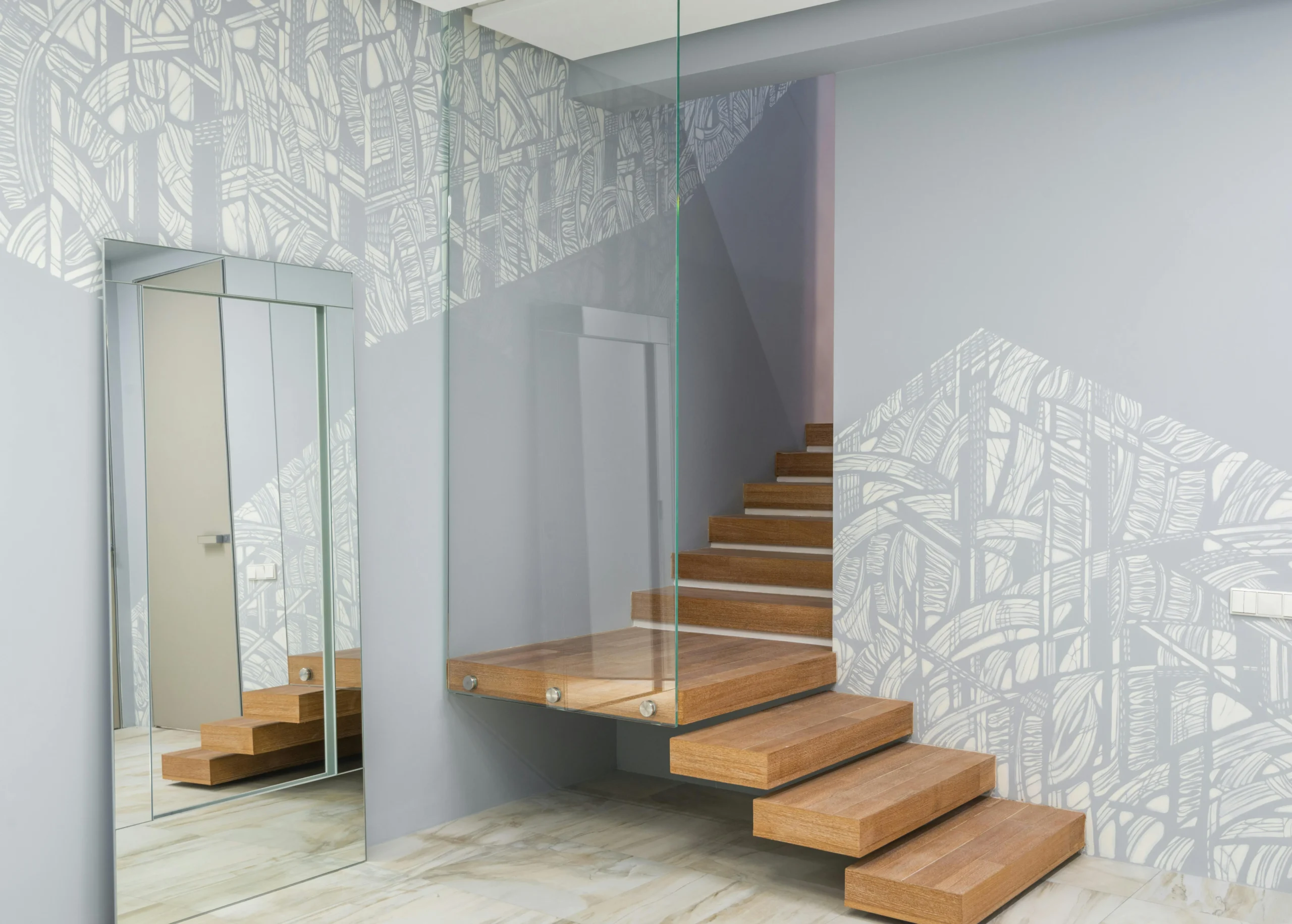 Escalera Flotante con Pared Decorativa en Tonos Grises