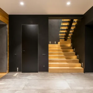 Escalera Escultórica con Madera Clara y Luz Indirecta
