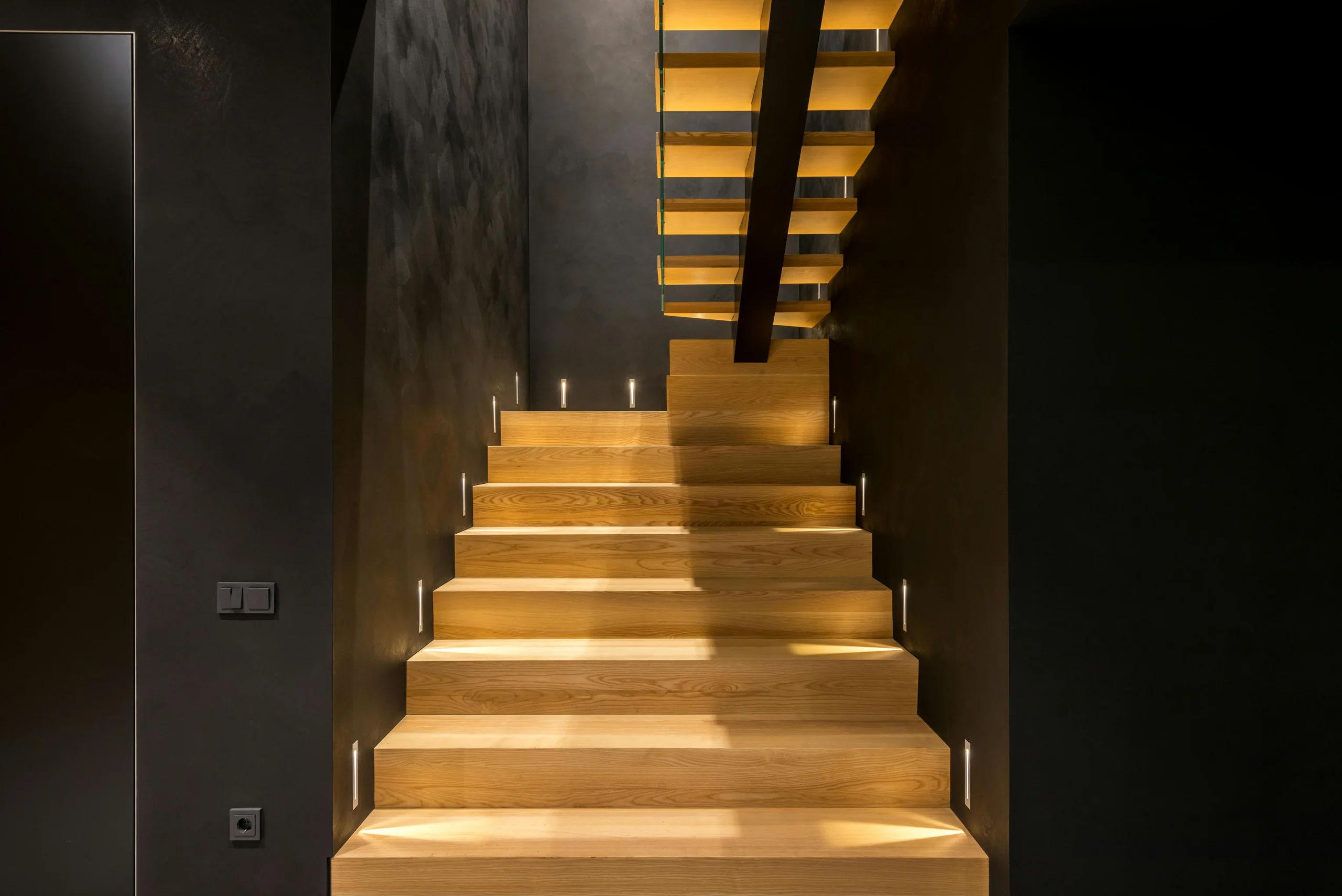 Escalera Minimalista con Iluminación Técnica y Paredes Negras