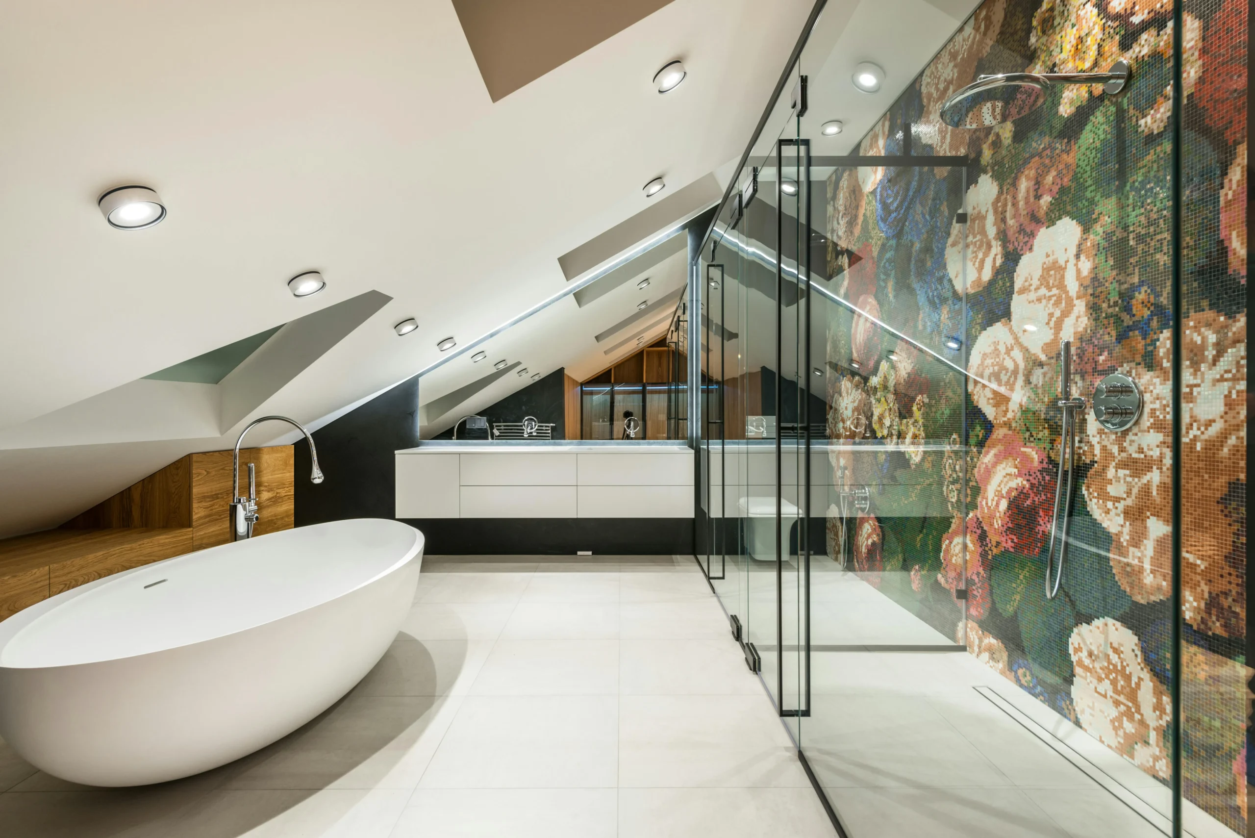 "Loft In Light" — Valencia Baño Ático de Diseño Ecléctico con Bañera Exenta y Mosaico Artístico
