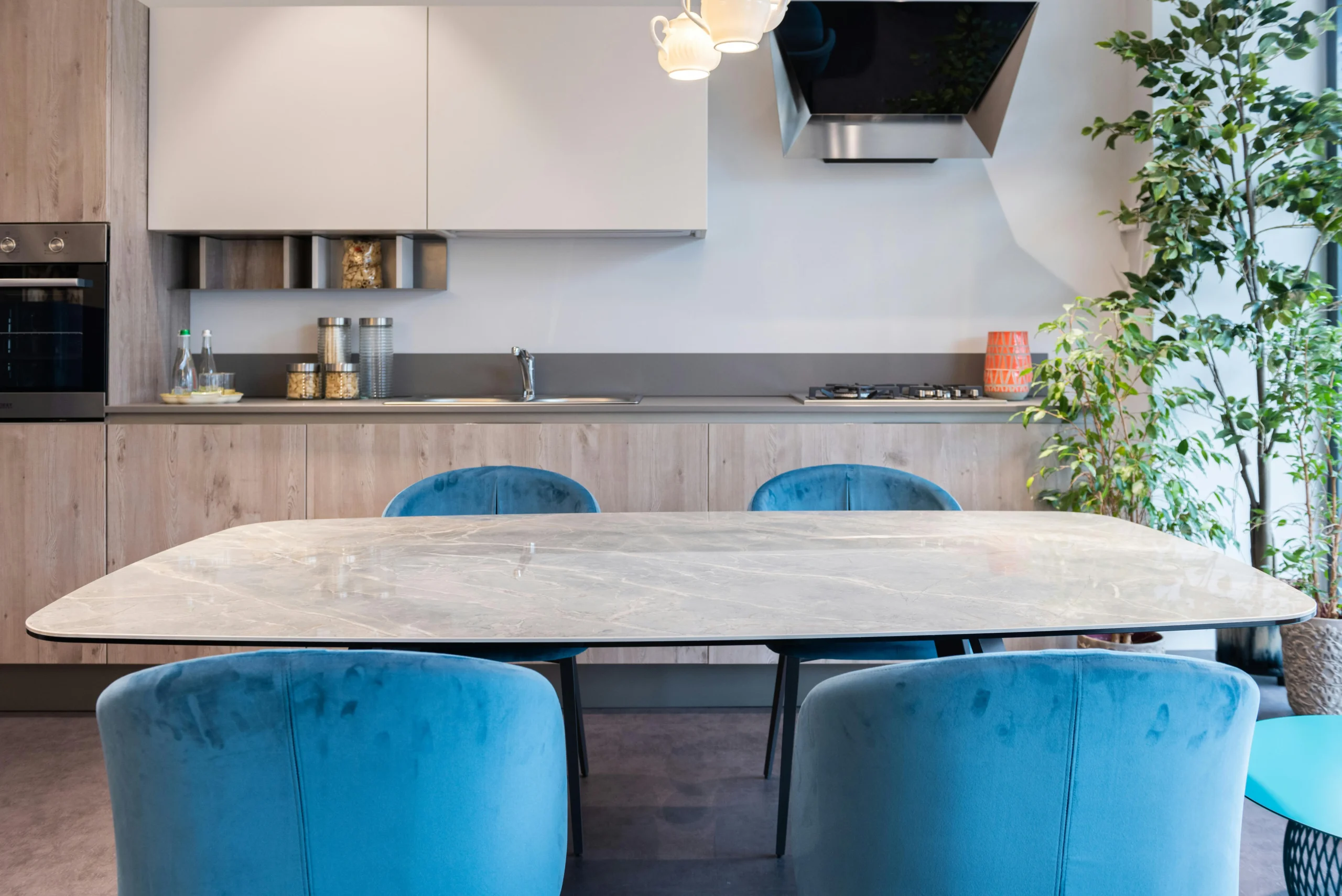 Cocina Natural con Toques Modernos y Sillas de Terciopelo Azul