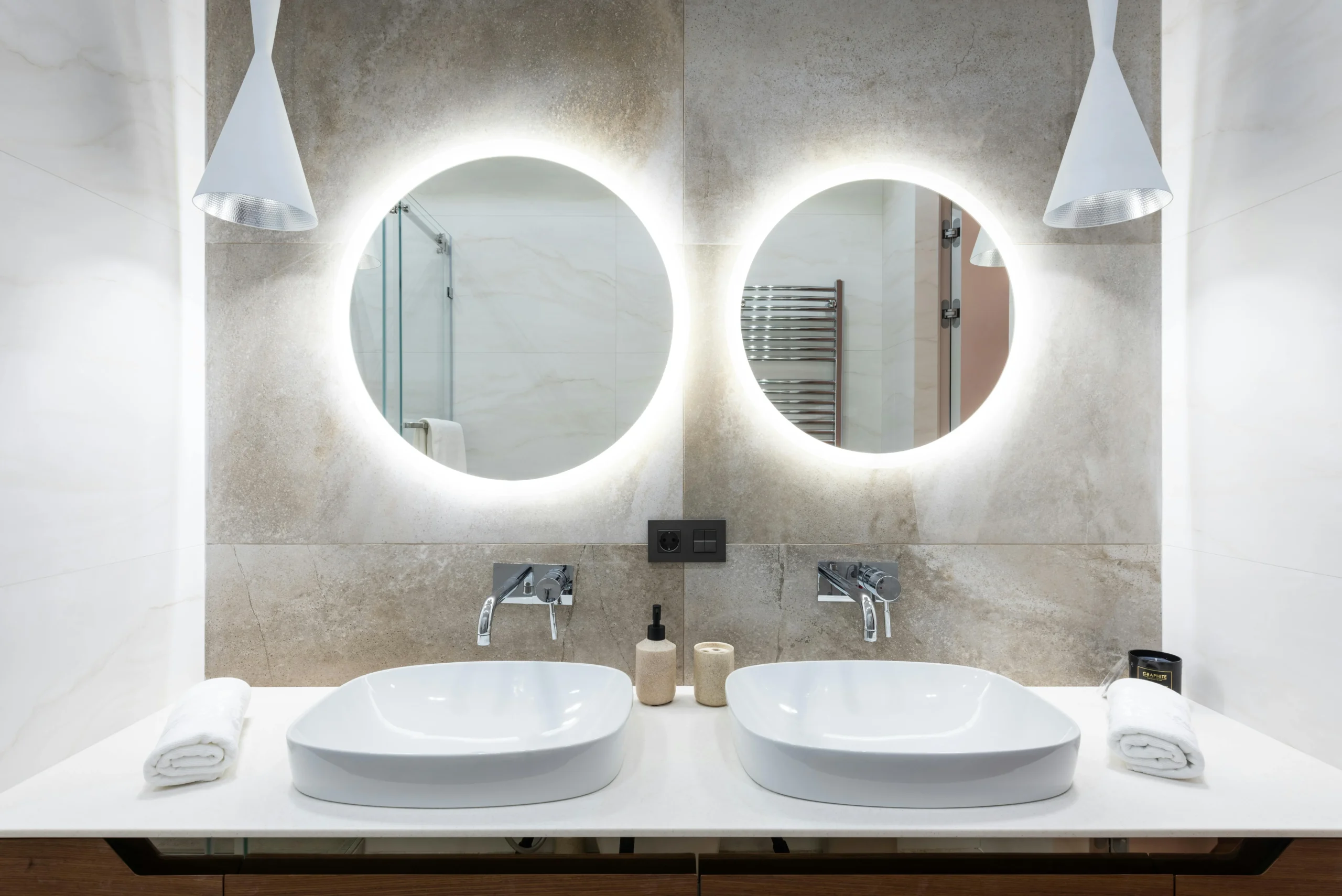 Baño Doble con Lavabos Esculturales y Espejos Circulares
