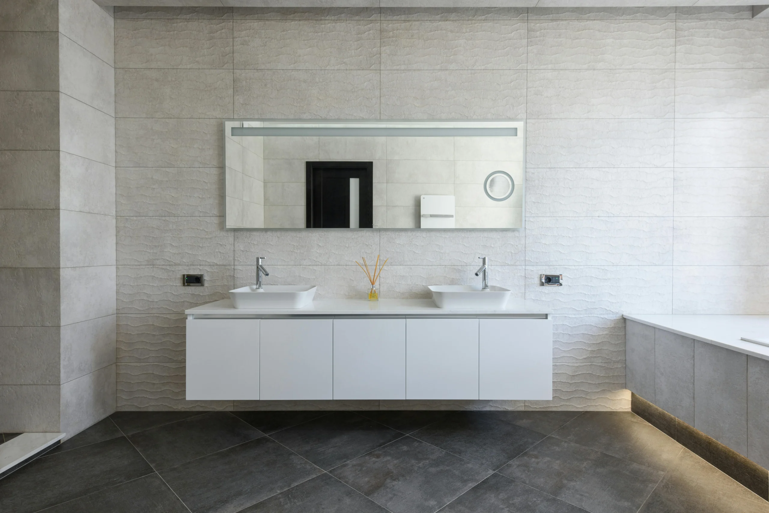 Baño Minimalista con Lavabos Gemelos y Paredes Texturizadas