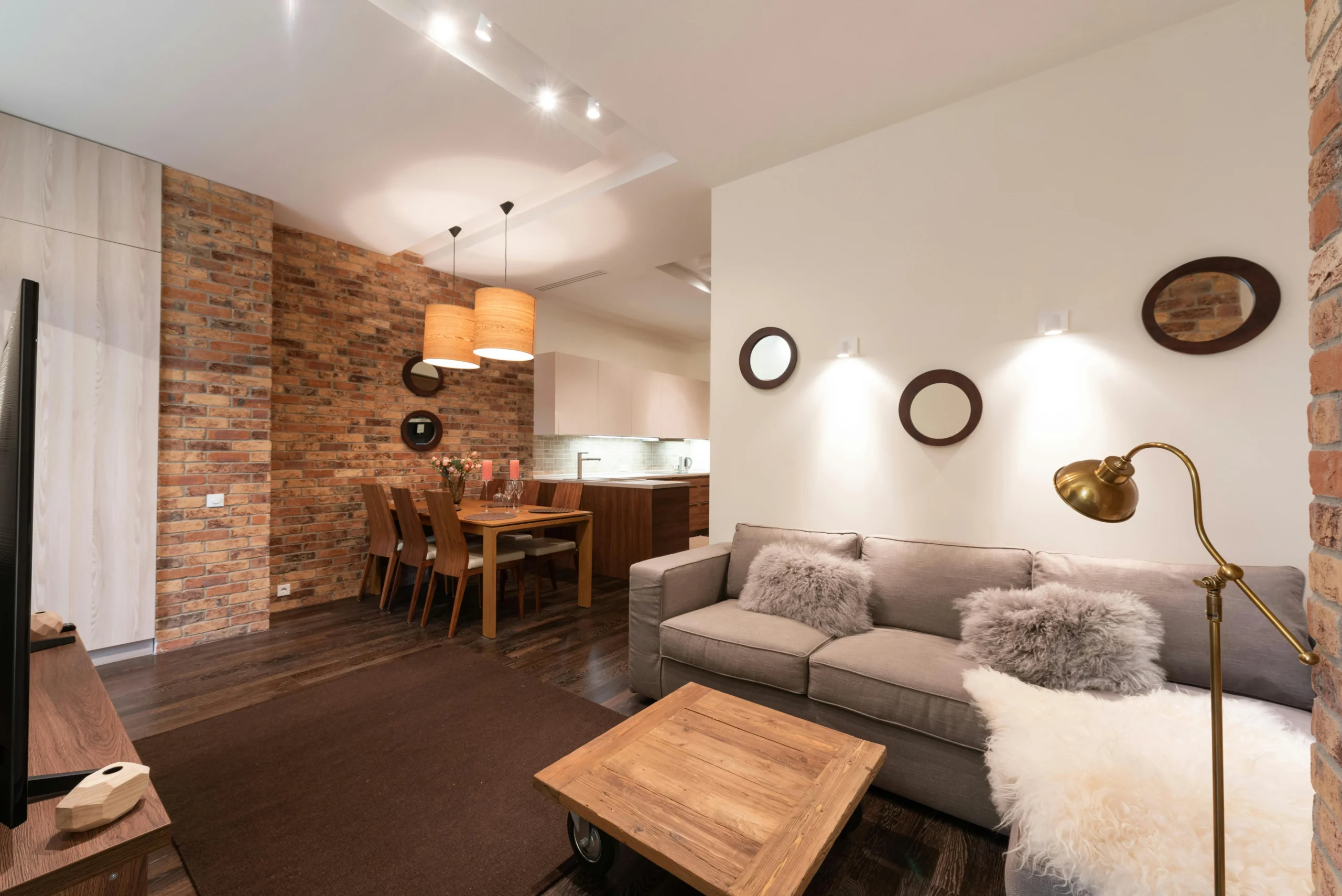 Salón-Comedor Estilo Industrial con Ladrillo Visto y Lámparas Naturales
