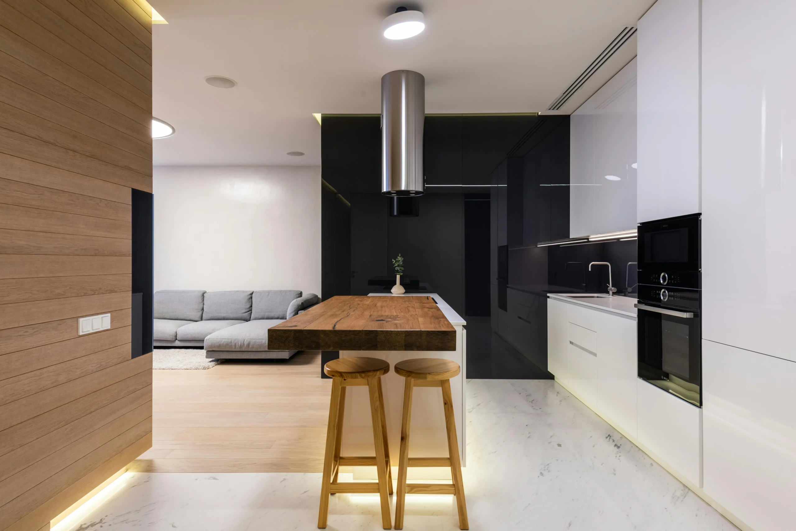Cocina con Isla de Madera Maciza y Contrastes Contemporáneos
