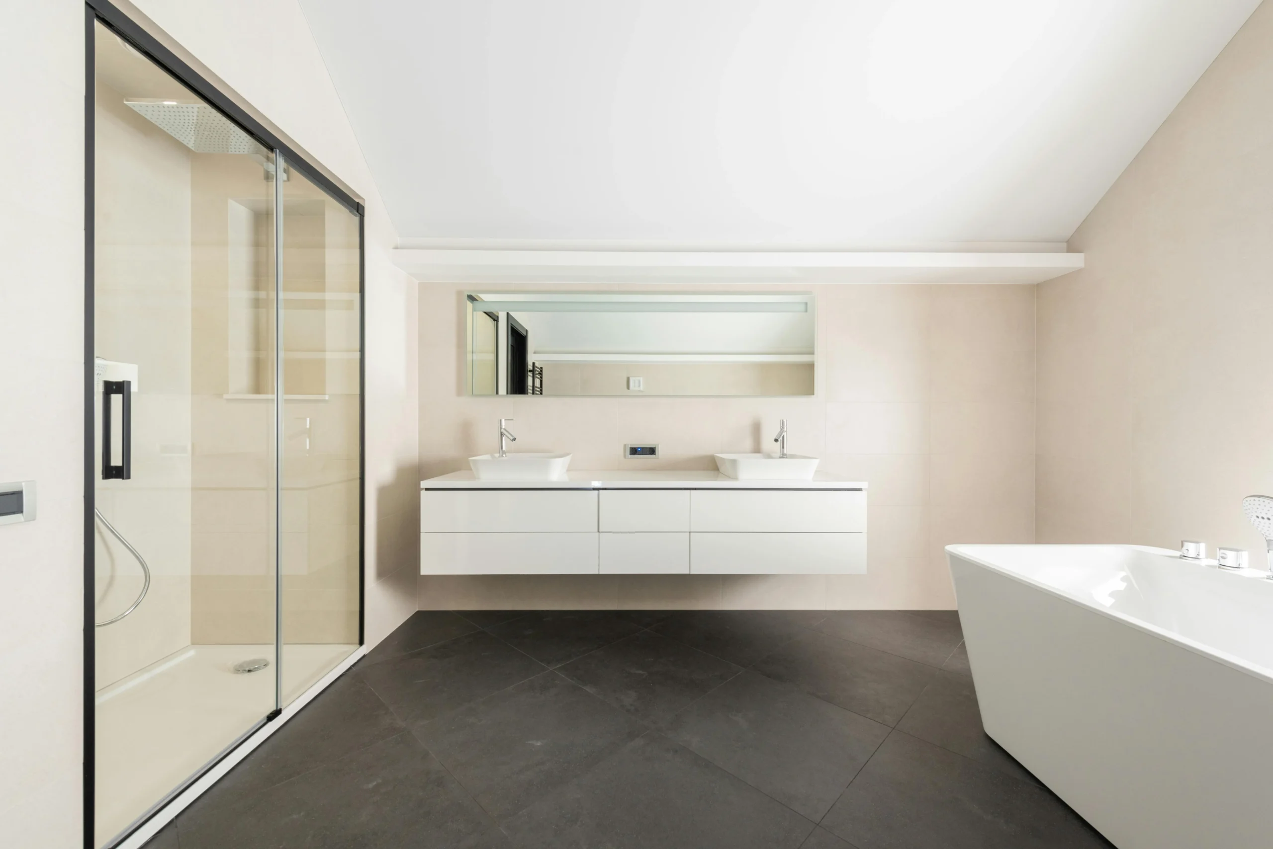 Baño Neutro con Doble Lavabo y Bañera Angular