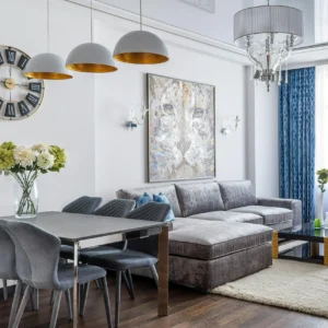 Salón-Comedor con Sofá de Terciopelo y Acabados Dorados