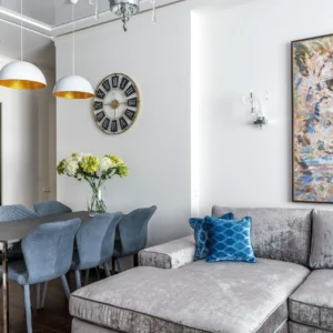 Salón con Sofá de Terciopelo y Acabados Dorados
